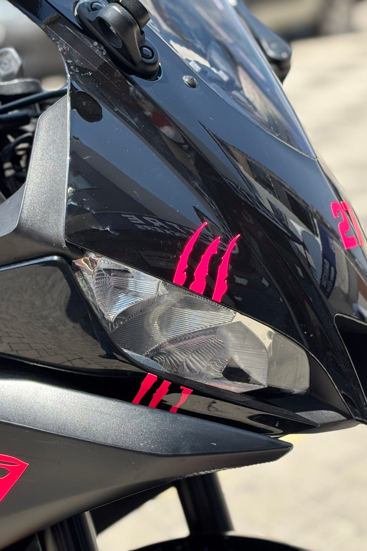 Kask ve Motor için Pembe Renk Pençe İzi Sticker Etiket