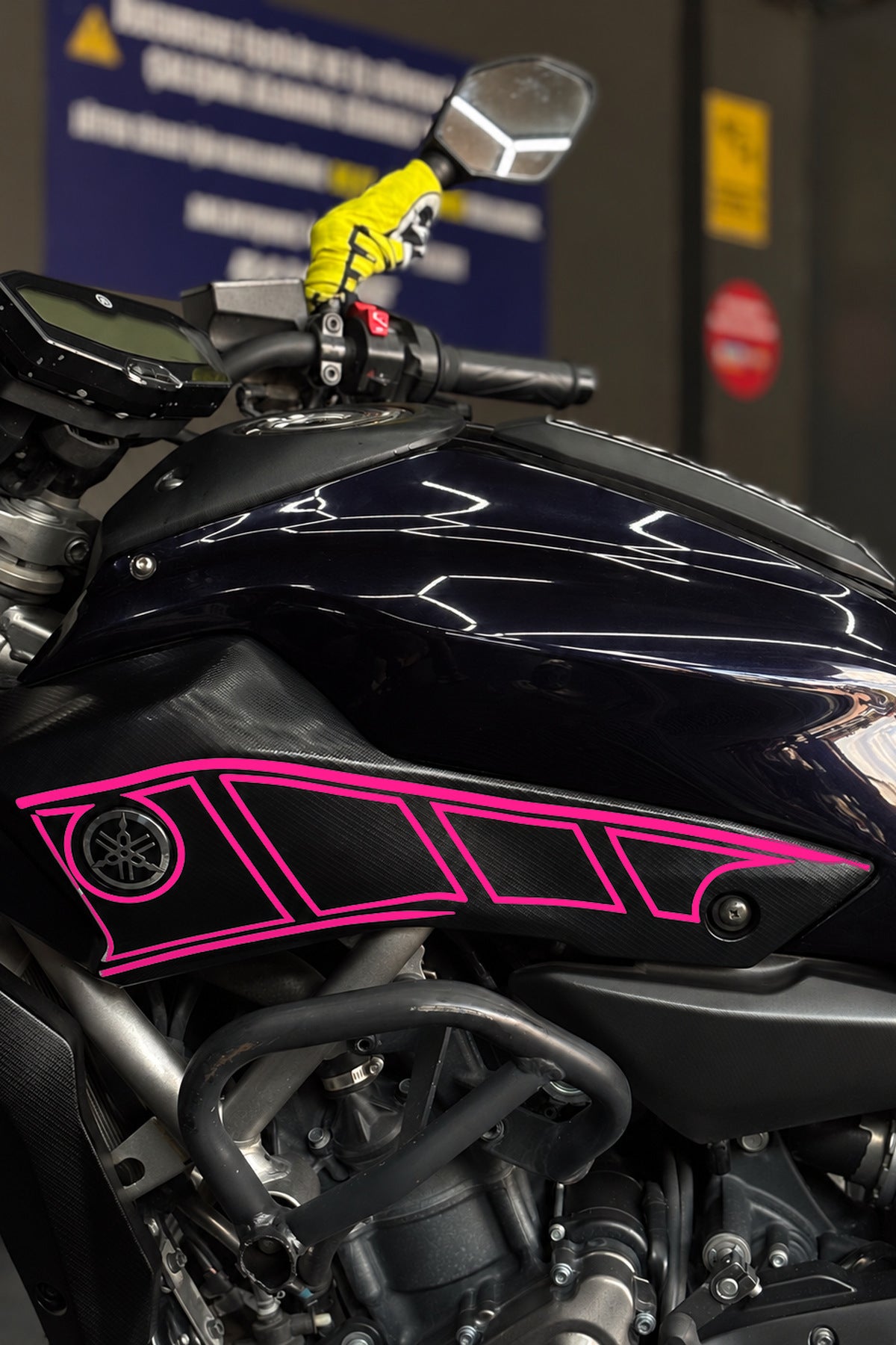 Yamaha MT-07 için Yan Panel için Boşluklu İnce Çizikli Sticker Seti (Sağ ve Sol )