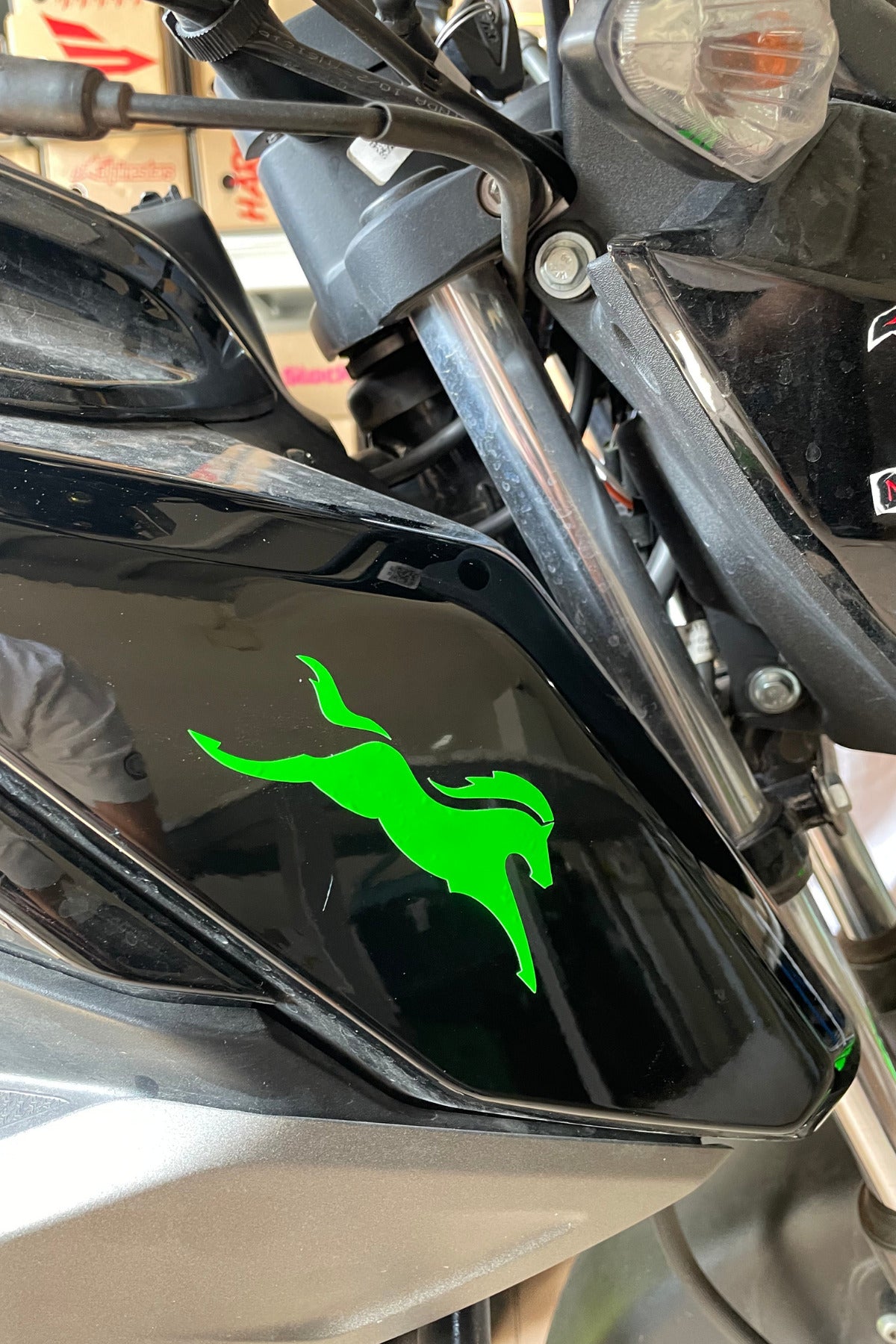 TVS Motor Grubu için Neon Yeşil TVS At Logo Sticker Etiket (10CM) (1 Adet)