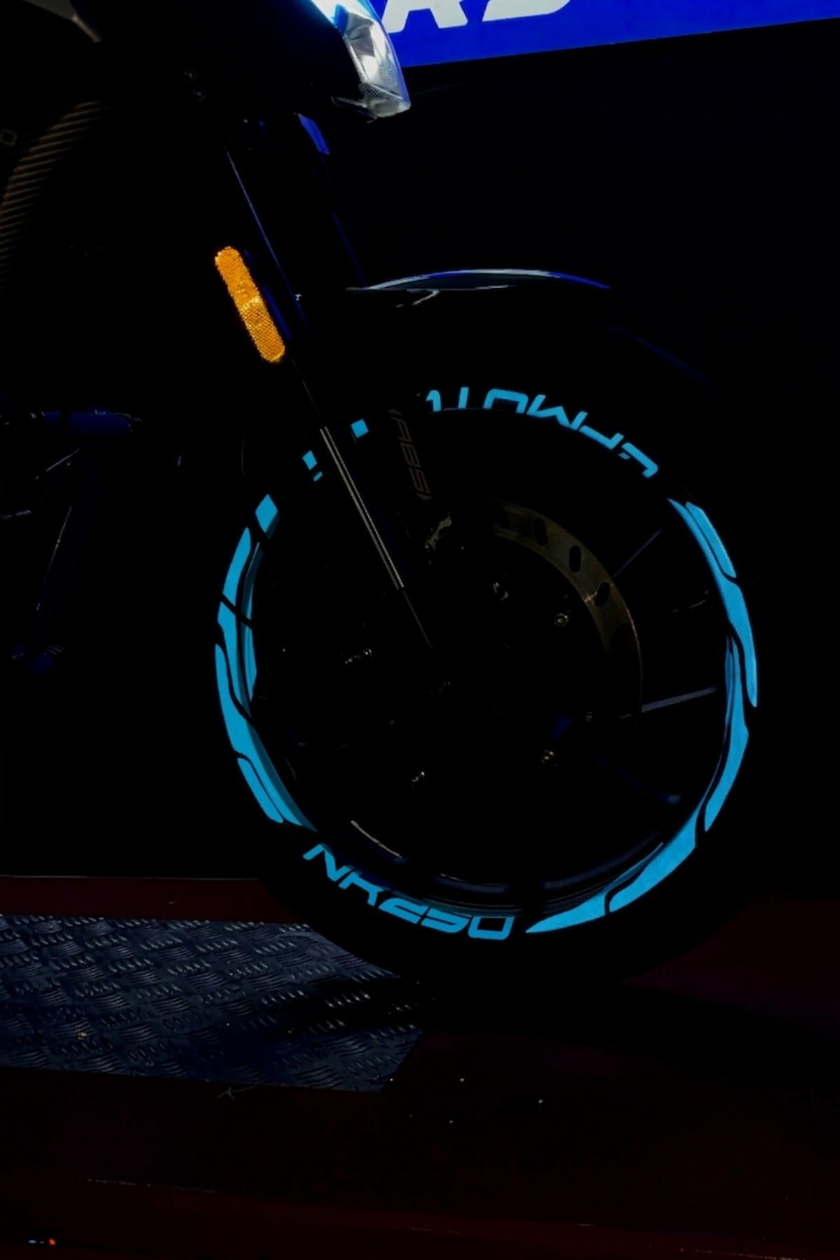 CFMOTO NK250 için Reflektörlü Premium Seri Jant Şeridi Sticker Seti (Ön ve Arka)
