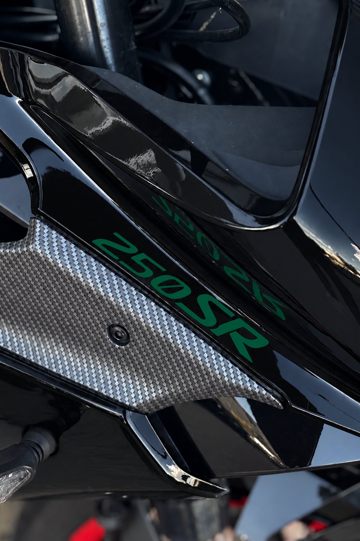 CFMOTO SR250 için Ön Grenajlar için Orijinal 250SR Yazı Sticker Etiket (12CMx2CM) (2 Adet)