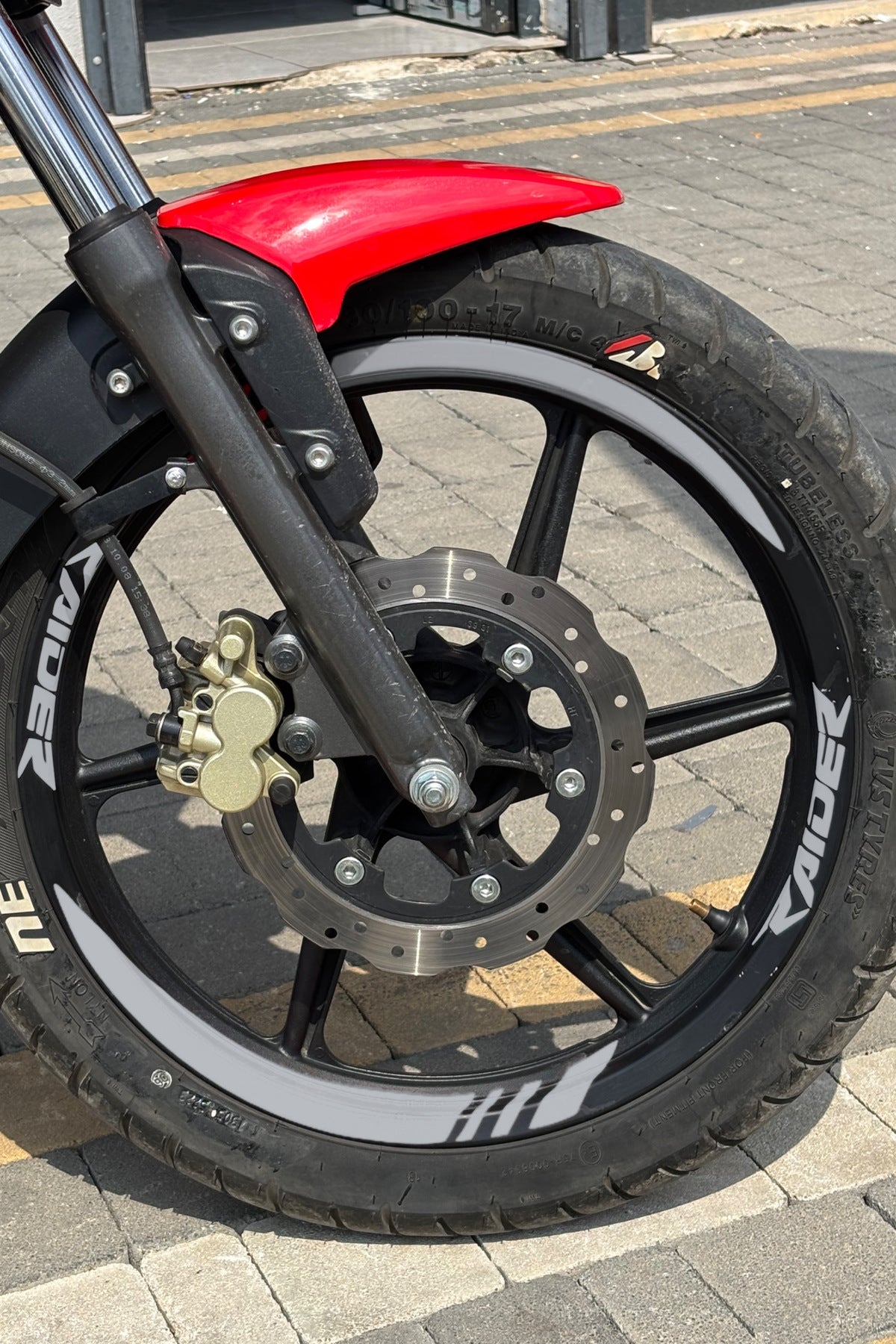 TVS Raider 125 için Kalın Kesikli + Raider Yazılı Jant Şeridi (Ön-Arka-Sağ-Sol)