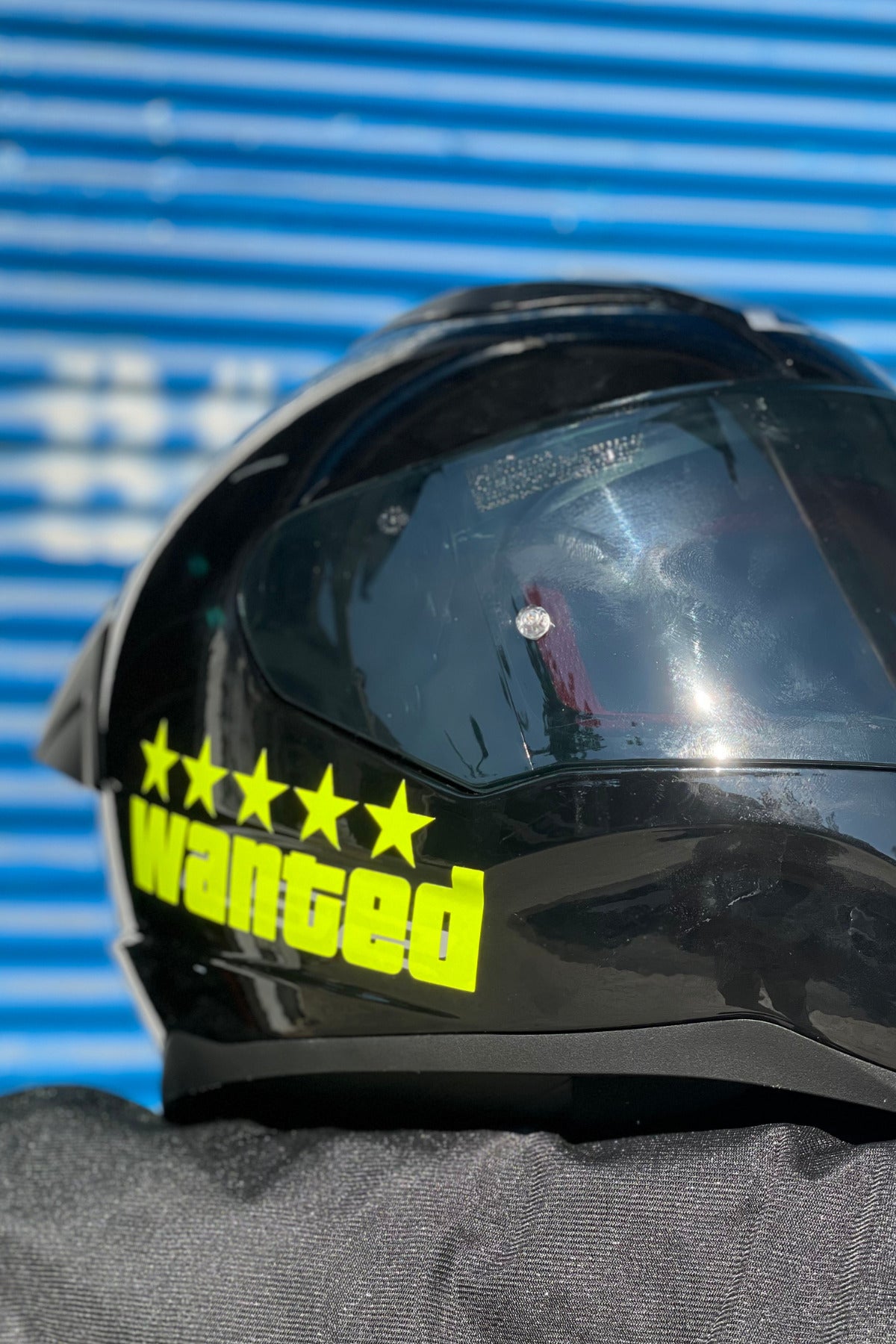 Motor-Araba-Kask için Dekoratif Neon Sarı Wanted Sticker Etiket 14CMx5CM