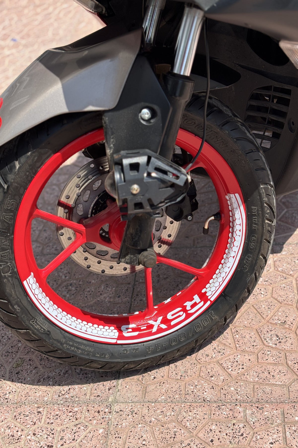 Volta RSX-3 için Beyaz Renk Altıgen Motifli Jant Şeridi Sticker Seti ( 4 Parça)