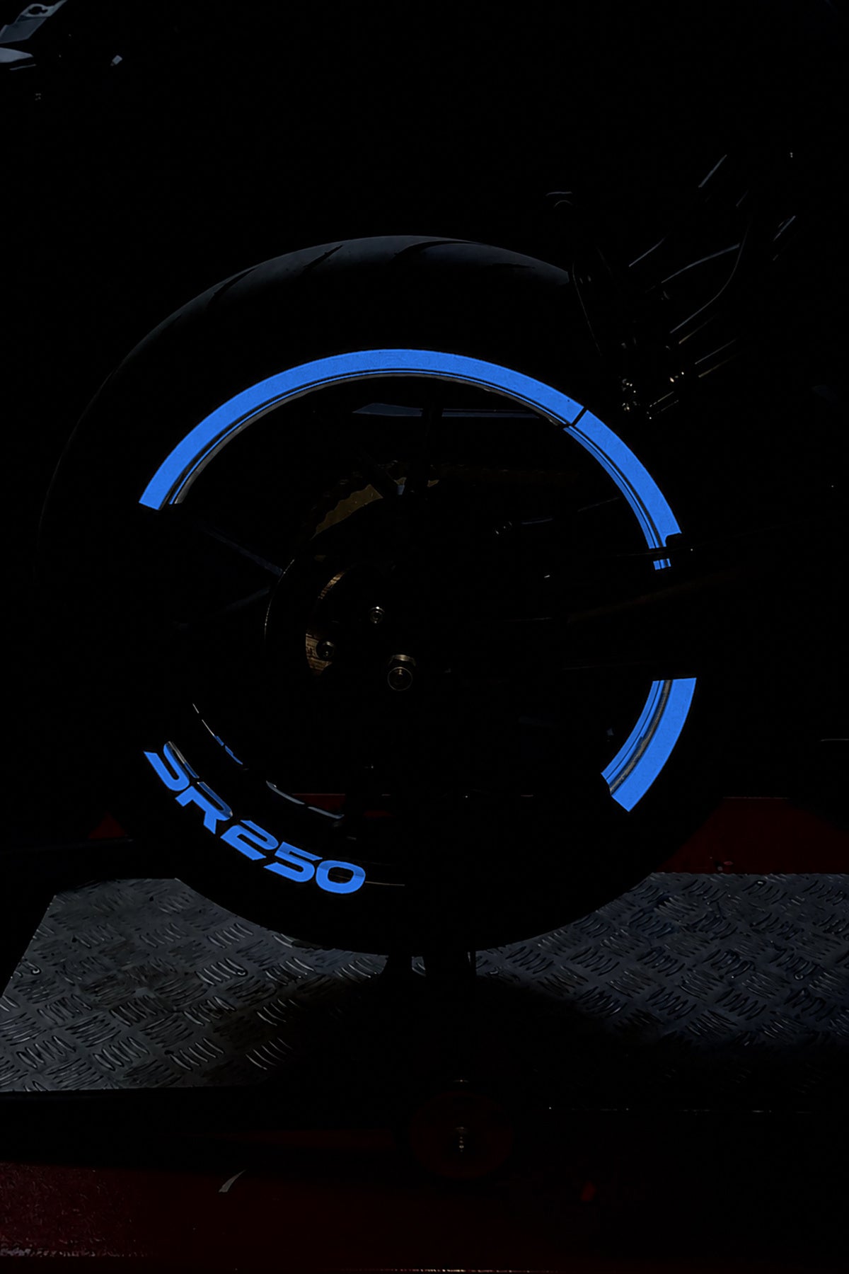 CFMOTO 250SR için Reflektörlü SR250 Yazılı Yarım Jant Şeridi (Ön-Arka Yeterlidir)