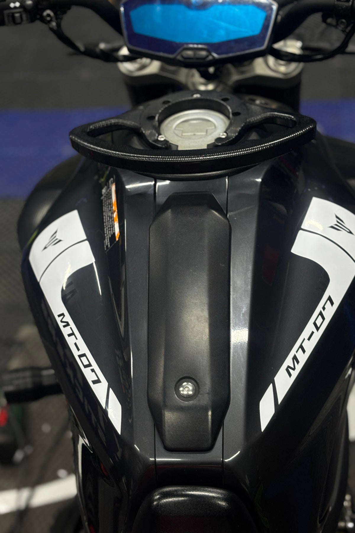 Yamaha MT-07 için Beyaz Depo Sticker (2014-2020 Yıllara Uyumlu) Seti (Sağ ve Sol)