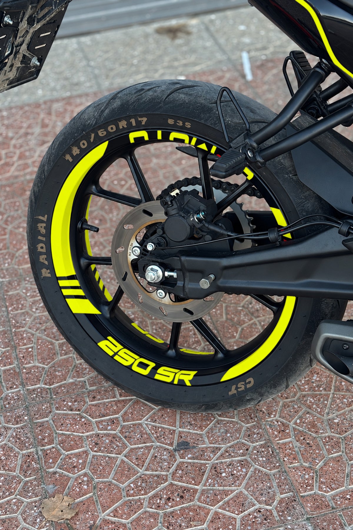 CFMOTO 250 SR için Yazılı Kalın Kesikli Jant Şeridi Sticker Seti (16 Parça) (1 Set 1 Motora Yeterlidir)