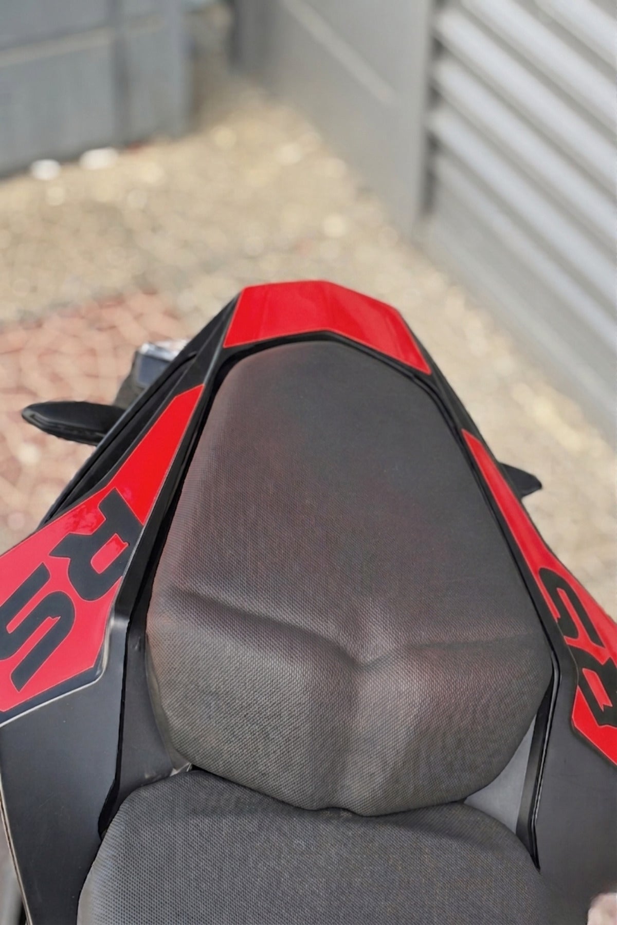 Bajaj Pulsar RS200 için Arka Kuyruk için 3 Parça RS Yazılı Sticker Seti (Tüm Yıllara Uyumlu)