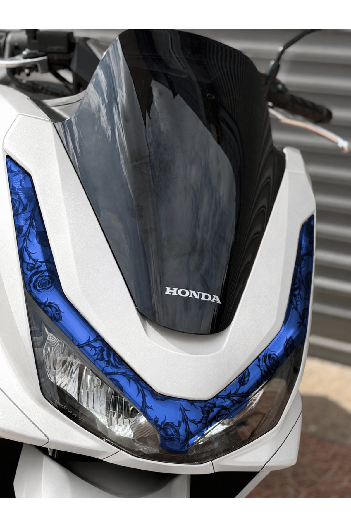 Honda PCX Deluxe Sarmaşık Gül Desenli Far Filmi Far Tasarım Sticker (2025-2026 Yılları Uyumlu)