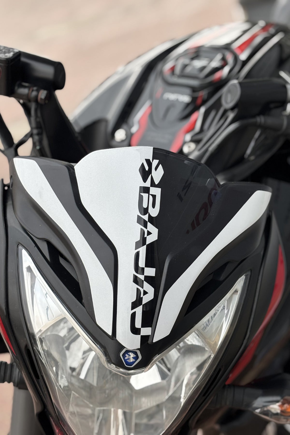 Bajaj NS200/125 için Bajaj Yazılı Kafa Detay Sticker Seti ( 3 Parça)