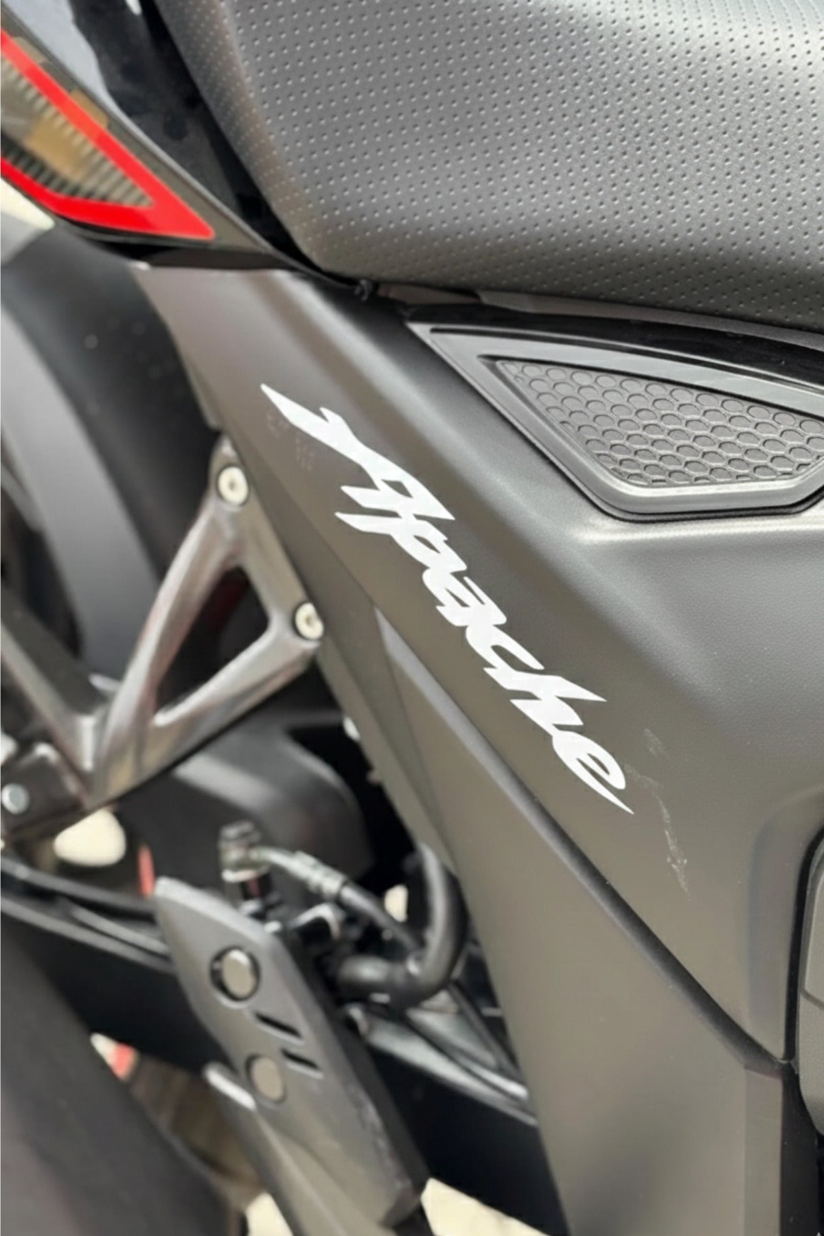 TVS Apache RTR için Beyaz Renk Sağ ve Sol Apache Yazıları (2 Adet)