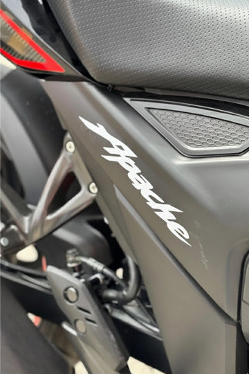 TVS Apache RTR için Beyaz Renk Sağ ve Sol Apache Yazıları (2 Adet)