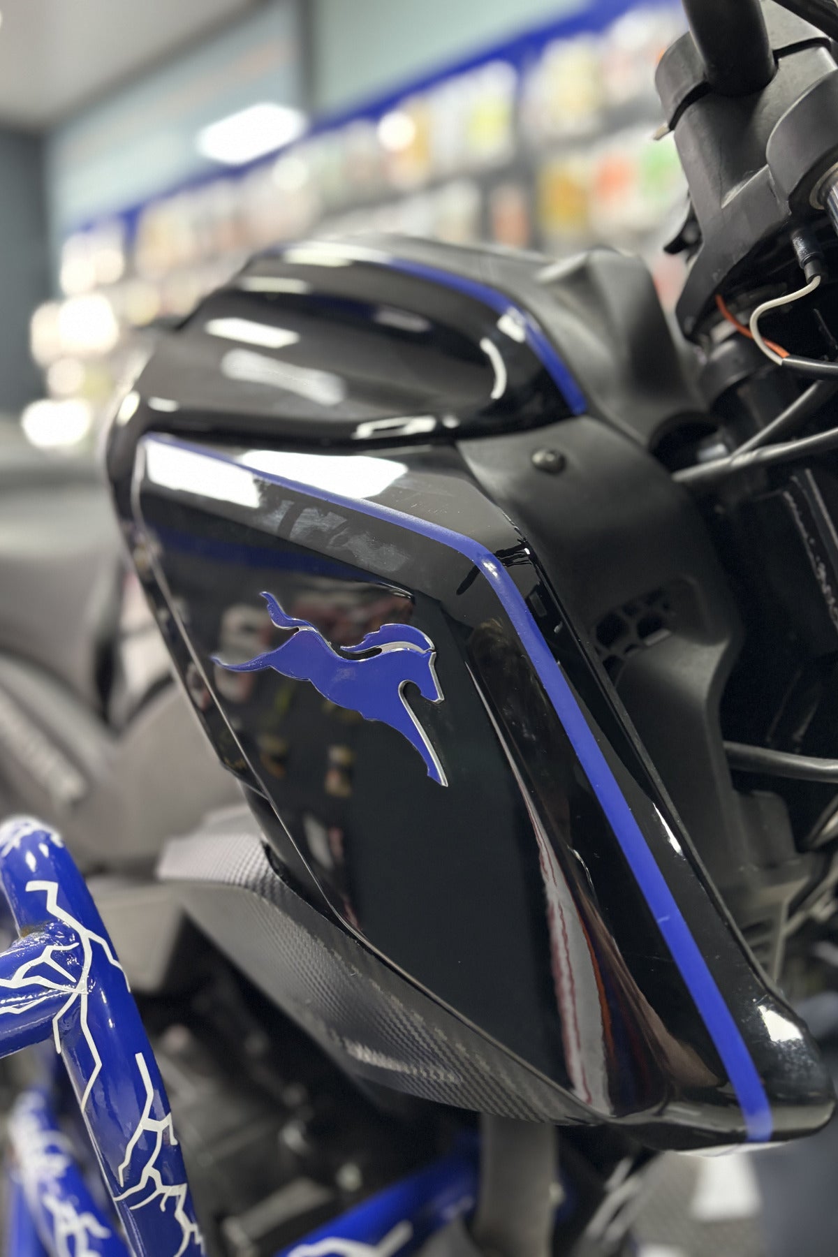 TVS Radier ve Apache Uyumlu Koyu Mavi At Sticker Etiket (2 Adet)(ÜRÜN STİCKERDIR)