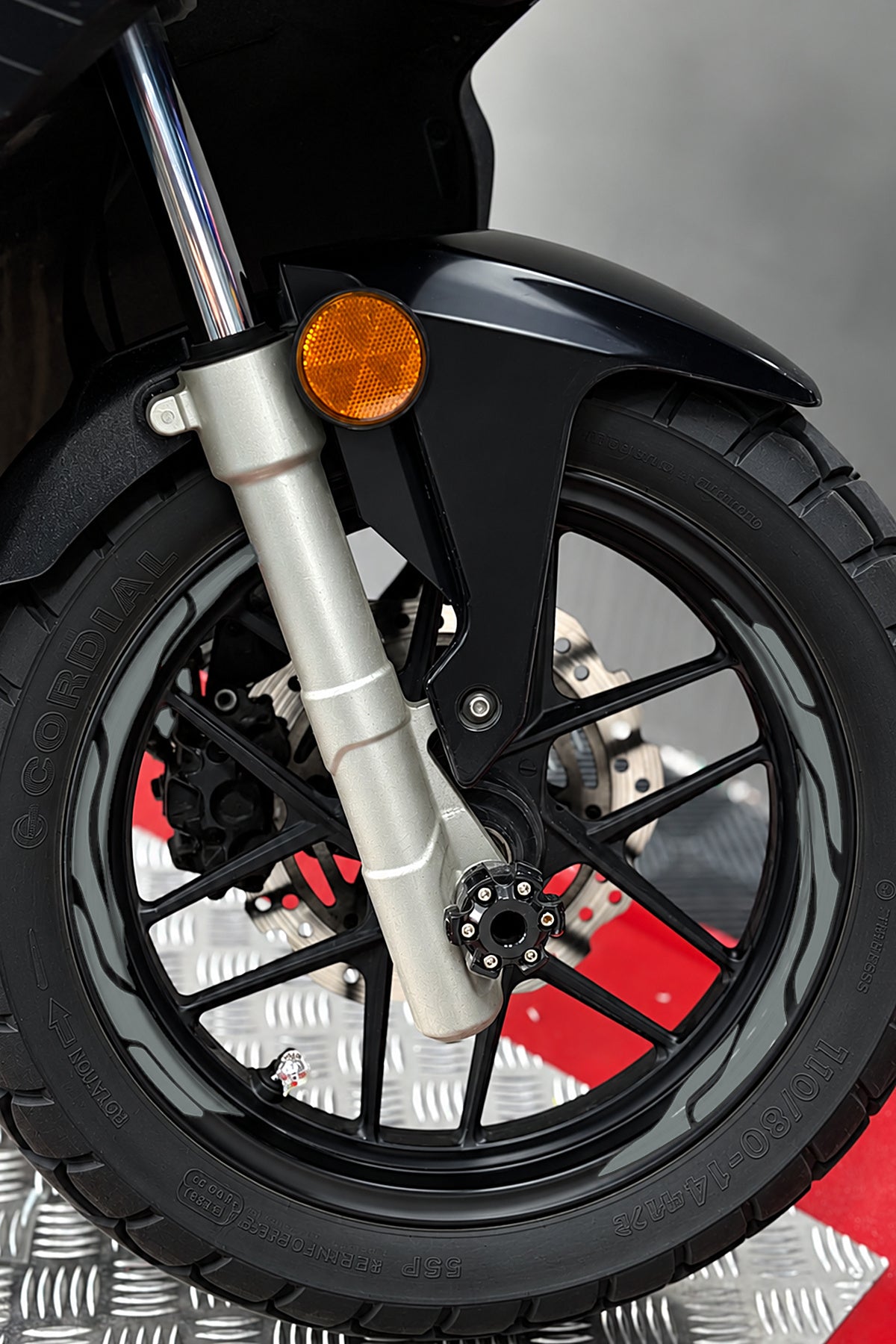 Scooter Grubu için 13-14-15 Jant Uyumlu Kesikli V2 Jant Şeridi Sticker Seti (Ön-Arka Tam Yeterli)