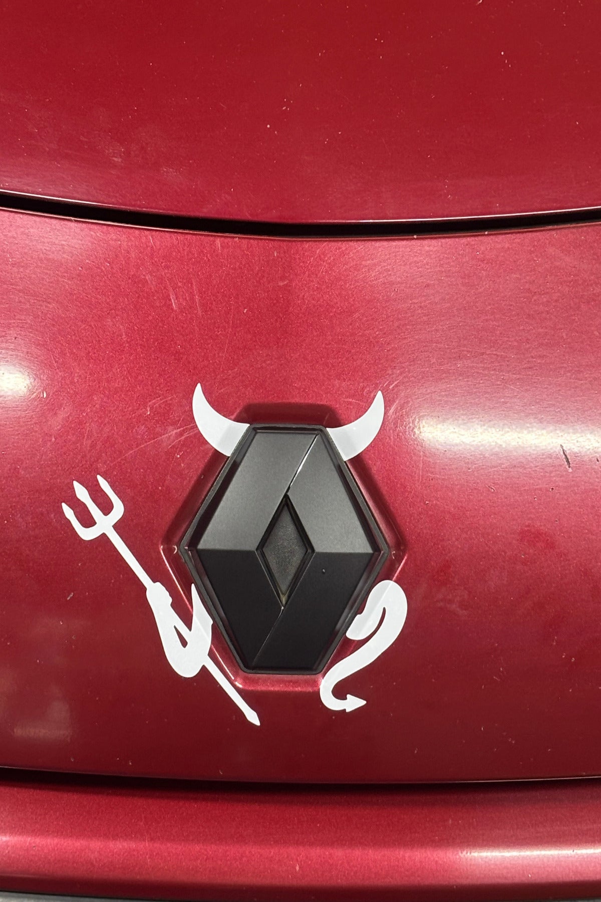 Araba Logosu için Beyaz Renk Şeytan Sticker Seti