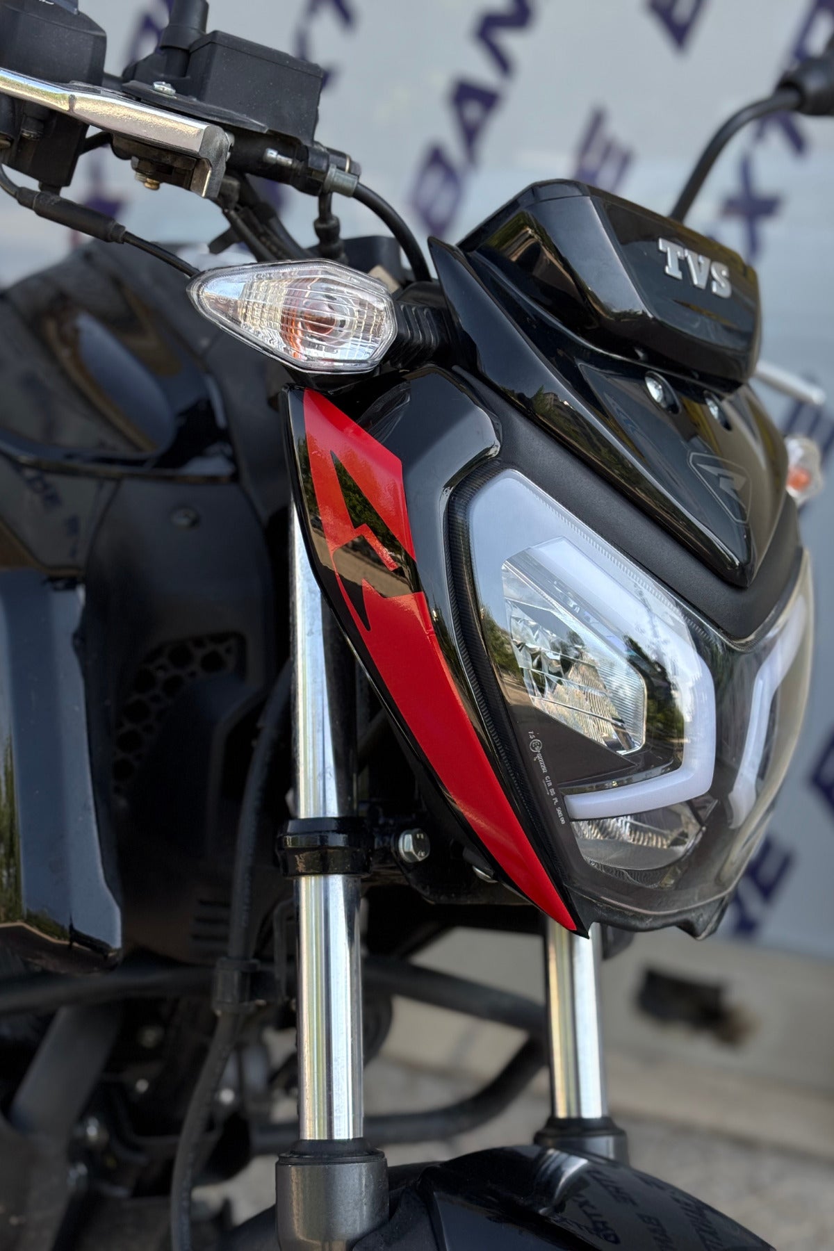 TVS Raider için R Logolu Far Kaşı Detay Sticker (2 Adet)