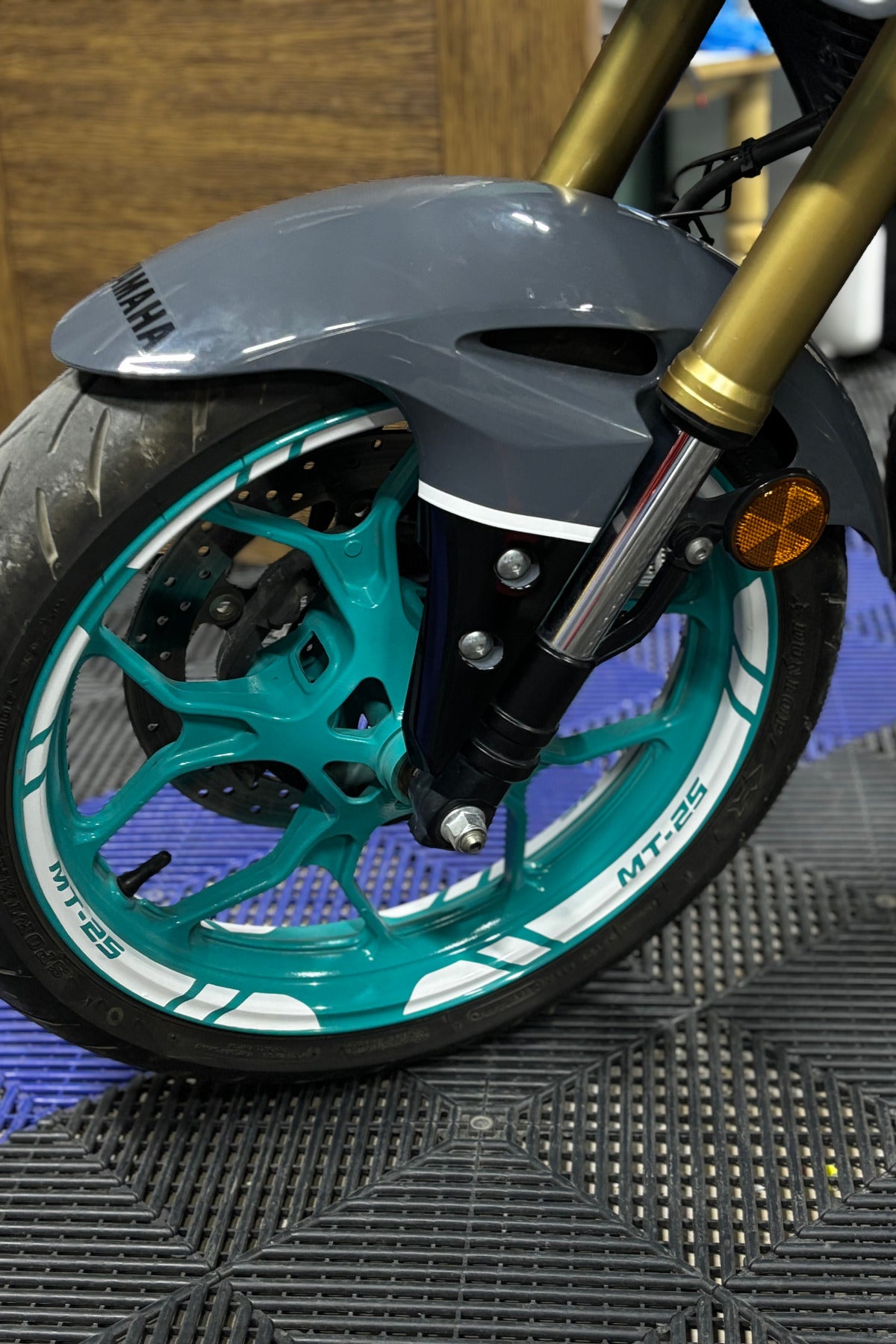 Yamaha MT-25 için Beyaz Renk 12'li Jant Şeridi Sticker Etiket Seti