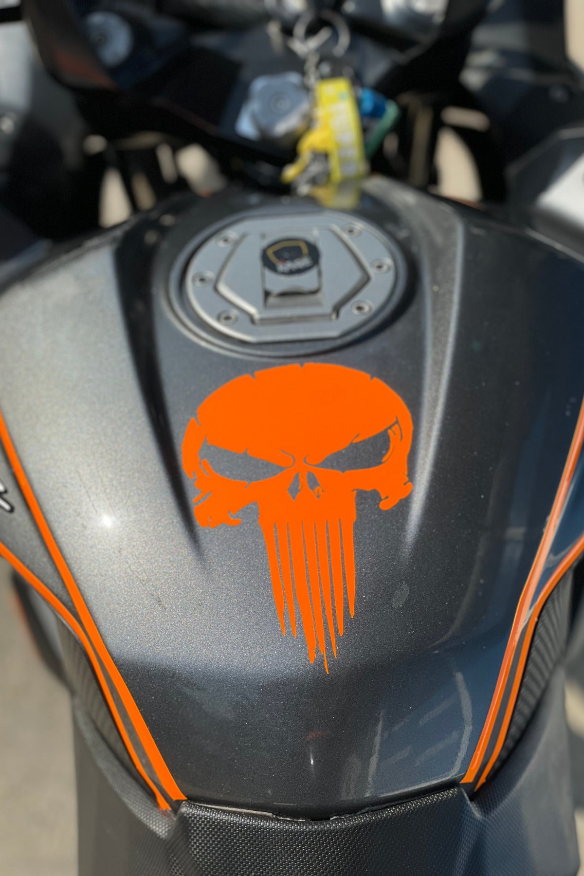 Motor-Araba-Kask için Orafol Neon Turuncu Punısher Sticker Etiket 15CMx10CM