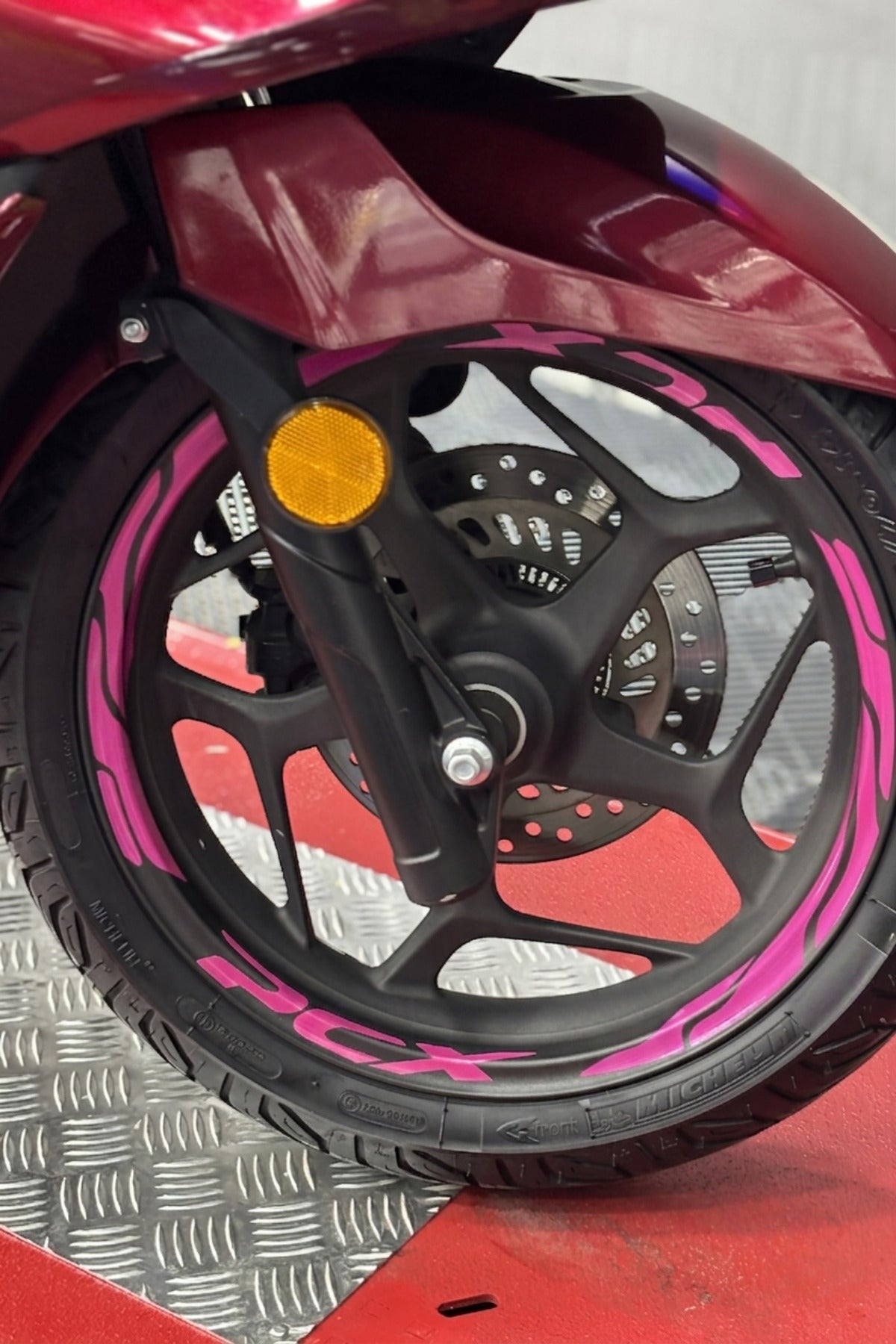 Honda PCX için Tüm Yıl ve Modellere Uyumlu Kesikli Premium Yazılı Jant Şeridi Sticker Seti (Ön Arka)