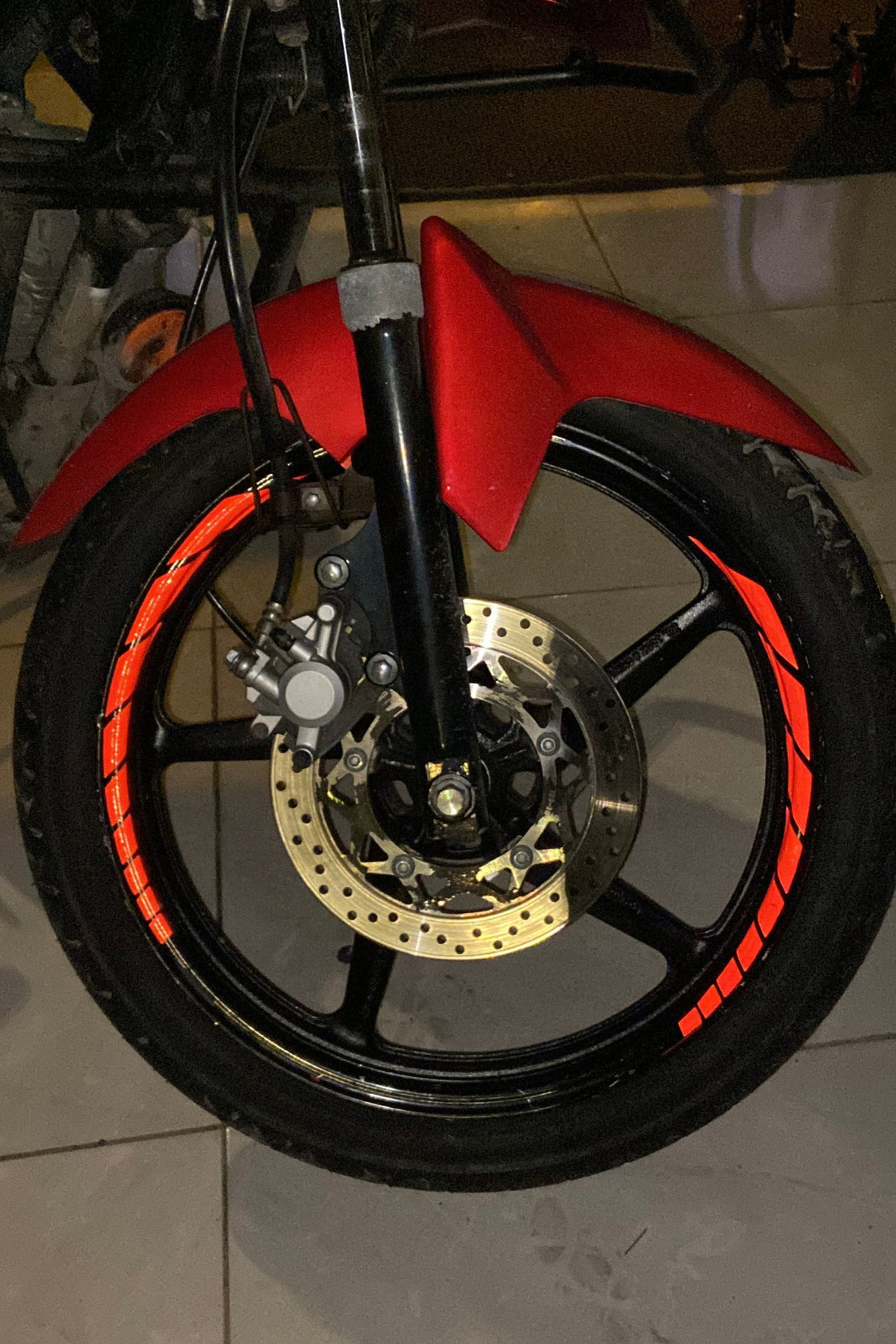 Motor için 8 Parça Tüm Jantlara Uyumlu Reflektörlü Kırmızı Jant Şeridi Seti