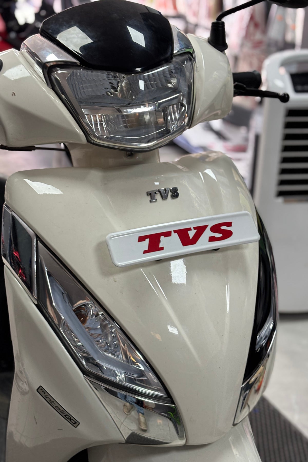 TVS Jupiter için Ön Plakalık için Kırmızı TVS Yazısı Sticker Etiket (1 Adet)