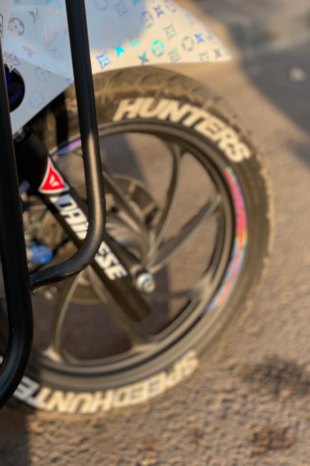 Scooter Jantı için Hologramlı Renk Değiştiren Parlak Sticker Etiket Seti 8 Parça Jant Şeridi
