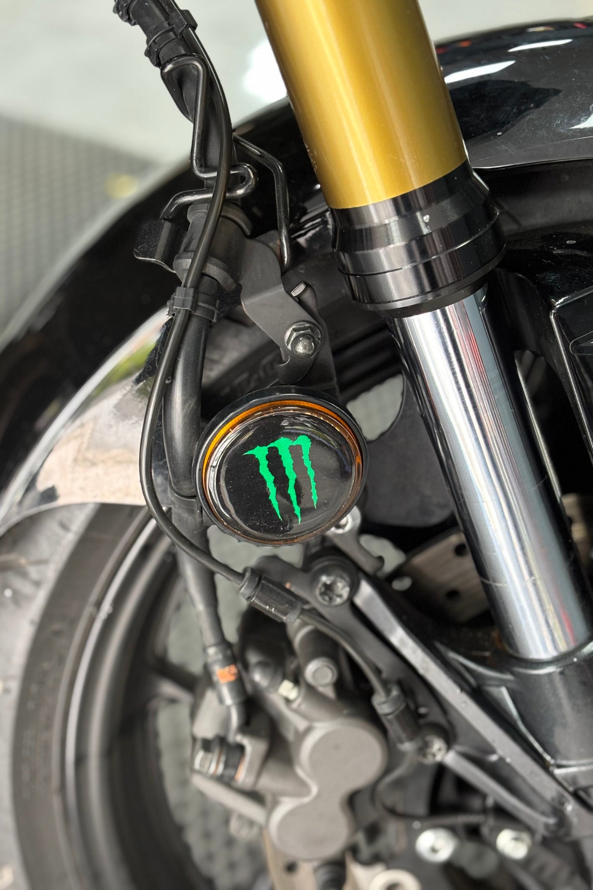 Motosiklet ve Kedigözü Reflektörü için Yeşil Mnster Sticker Etiket (2 Adet)