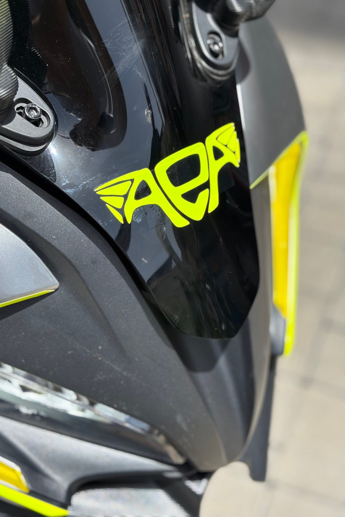 Motor ve Kask için Neon Sarı AEA Altın Elbiseli Adam Sticker Etiket (10CM)
