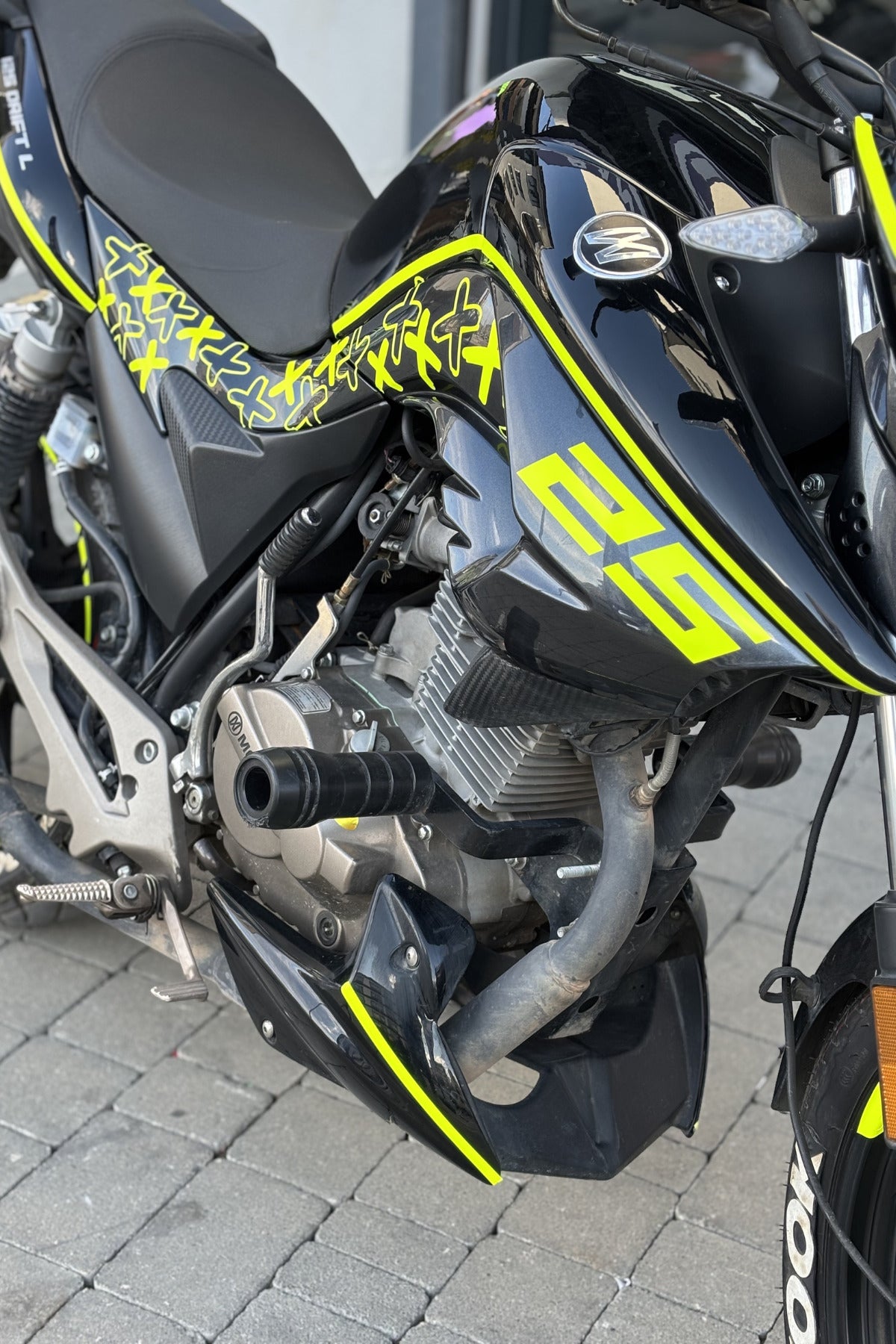 Mondial Drift-L için 45 Parça Neon Sarı X Design Sticker Etiket Seti (45 Parça)