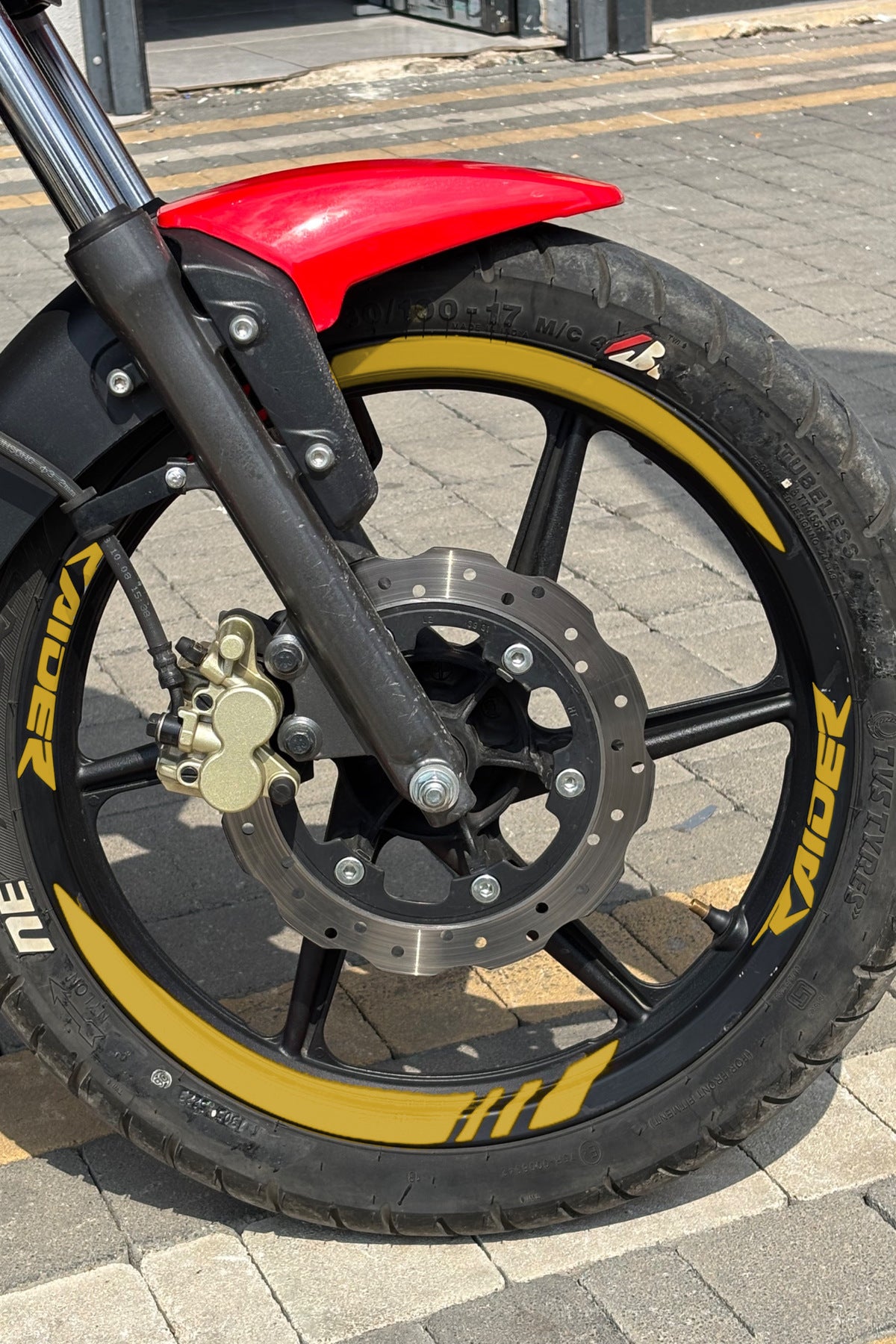 TVS Raider 125 için Kalın Kesikli + Raider Yazılı Jant Şeridi (Ön-Arka-Sağ-Sol)