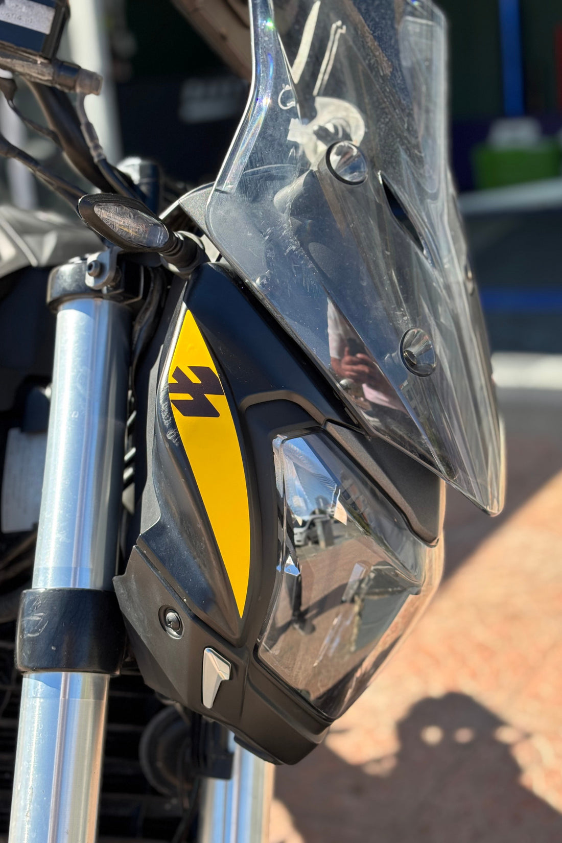 Bajaj Dominar 400 için Mat Sarı Baskılı Komple Sticker Seti