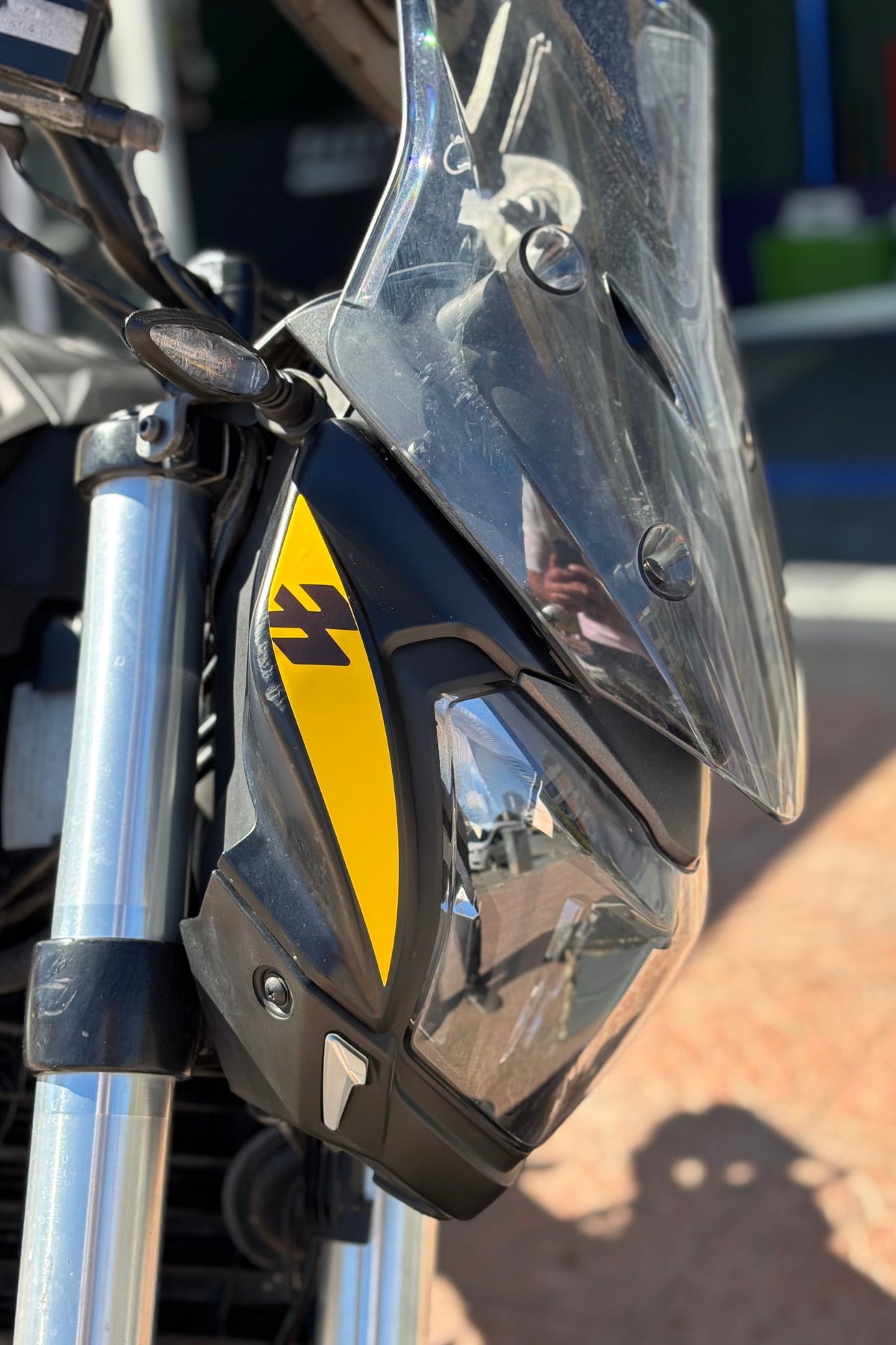 Bajaj Dominar 400 için Mat Sarı Baskılı Komple Sticker Seti