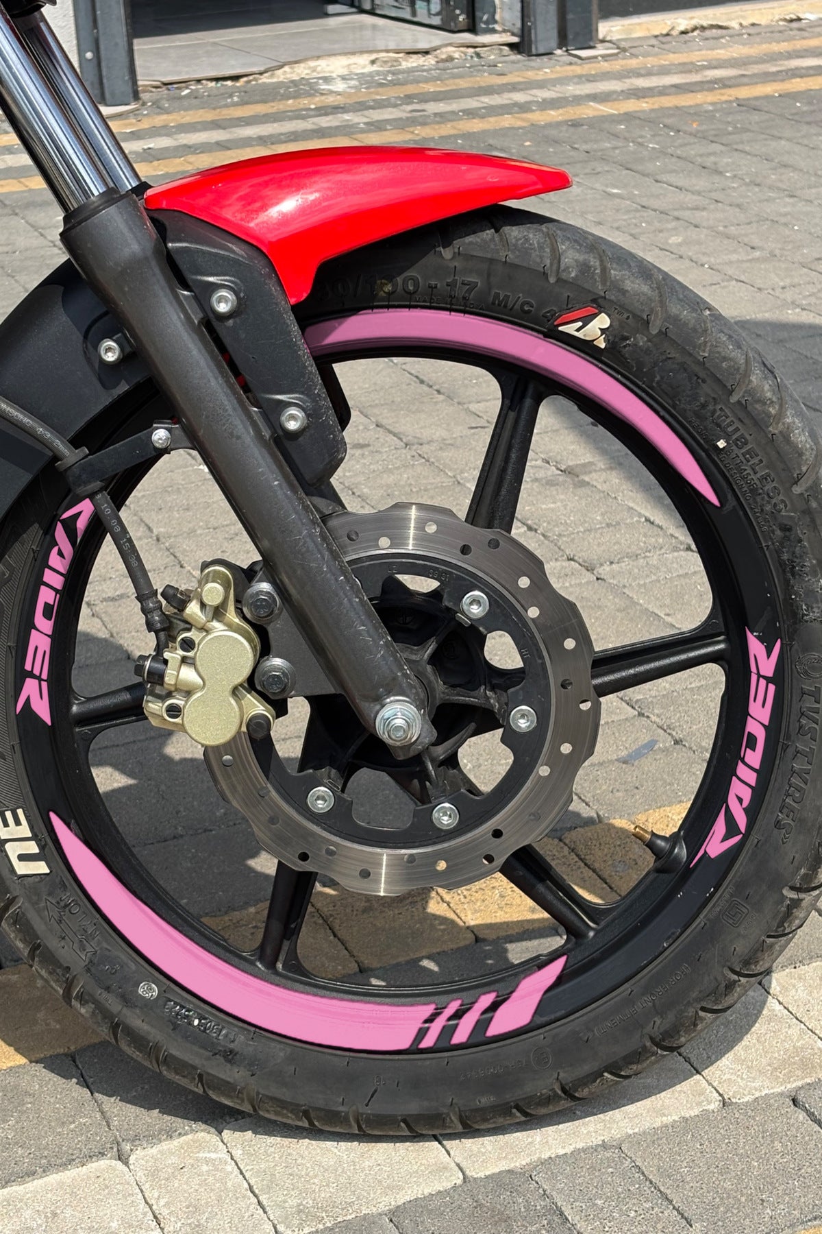 TVS Raider 125 için Kalın Kesikli + Raider Yazılı Jant Şeridi (Ön-Arka-Sağ-Sol)