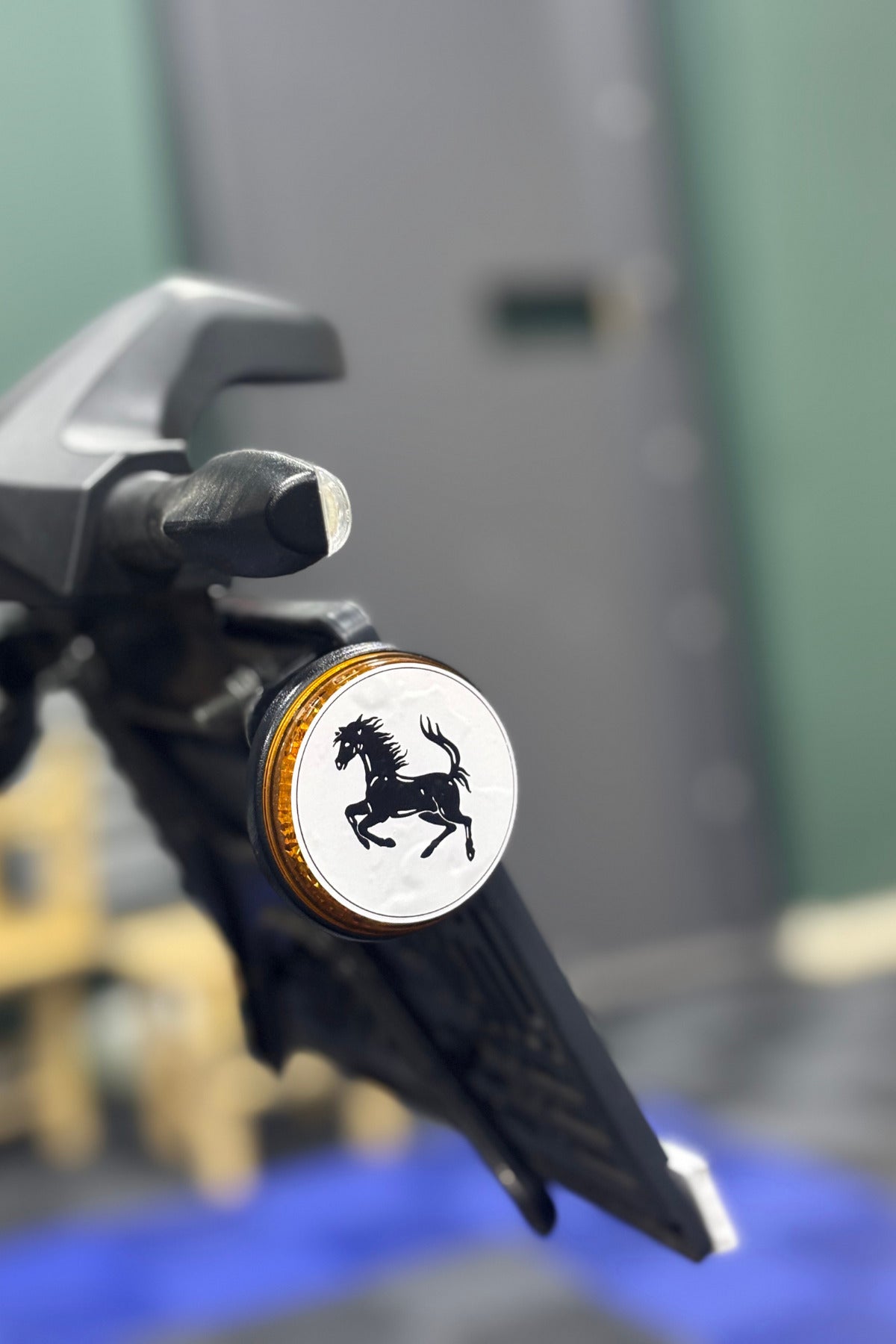 Motosiklet Kedigözü için Yuvarlak 5CMx5CM At Sticker Seti (2 Adet)