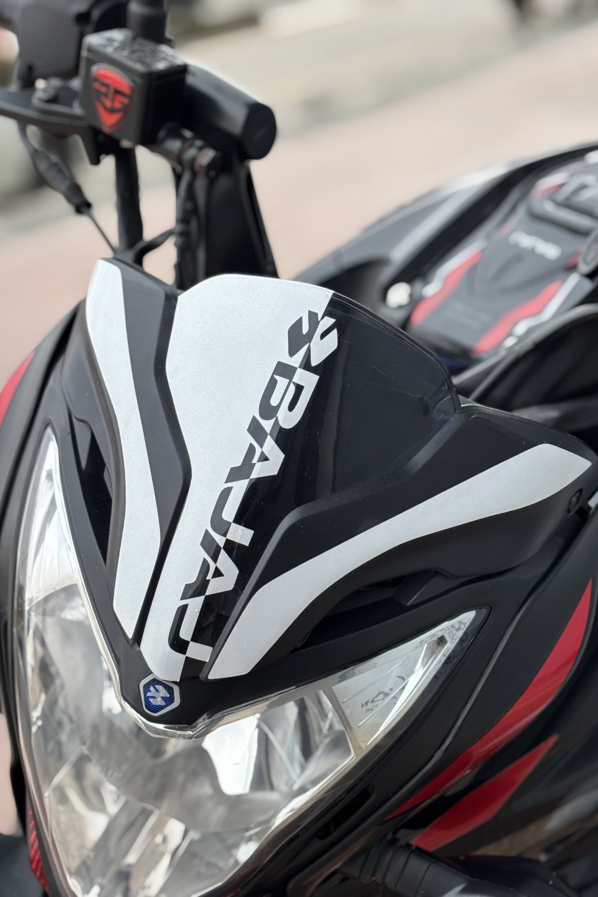 Bajaj NS200/125 için Bajaj Yazılı Kafa Detay Sticker Seti ( 3 Parça)