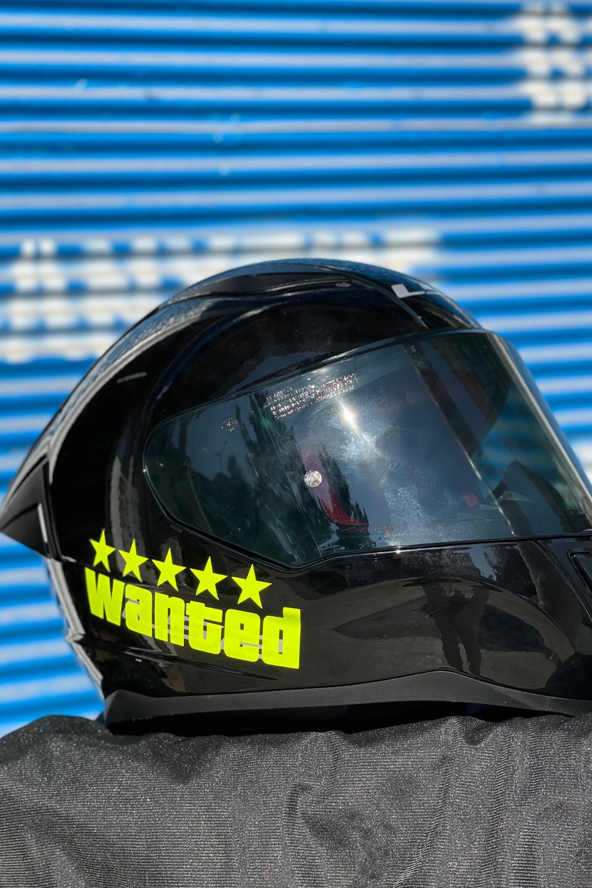 Motor-Araba-Kask için Dekoratif Neon Sarı Wanted Sticker Etiket 14CMx5CM