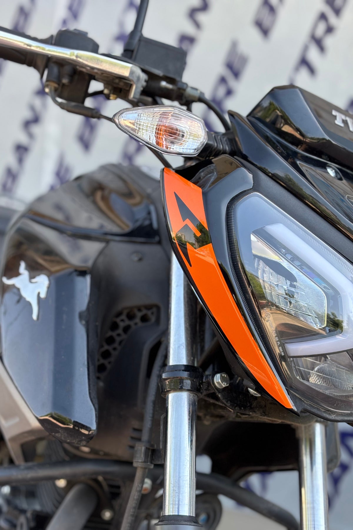 TVS Raider için R Logolu Far Kaşı Detay Sticker (2 Adet)