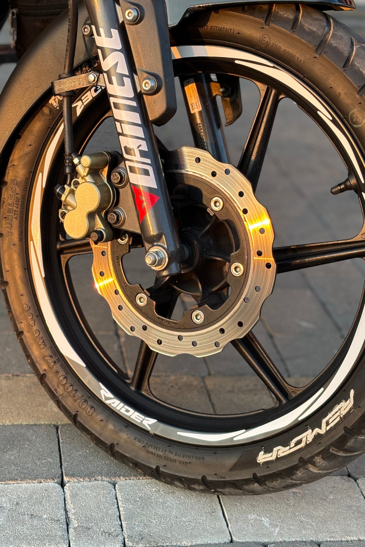 TVS Raider için Beyaz Renk İnce Şeritli Raider Yazılı Jant Şeridi Sticker Seti