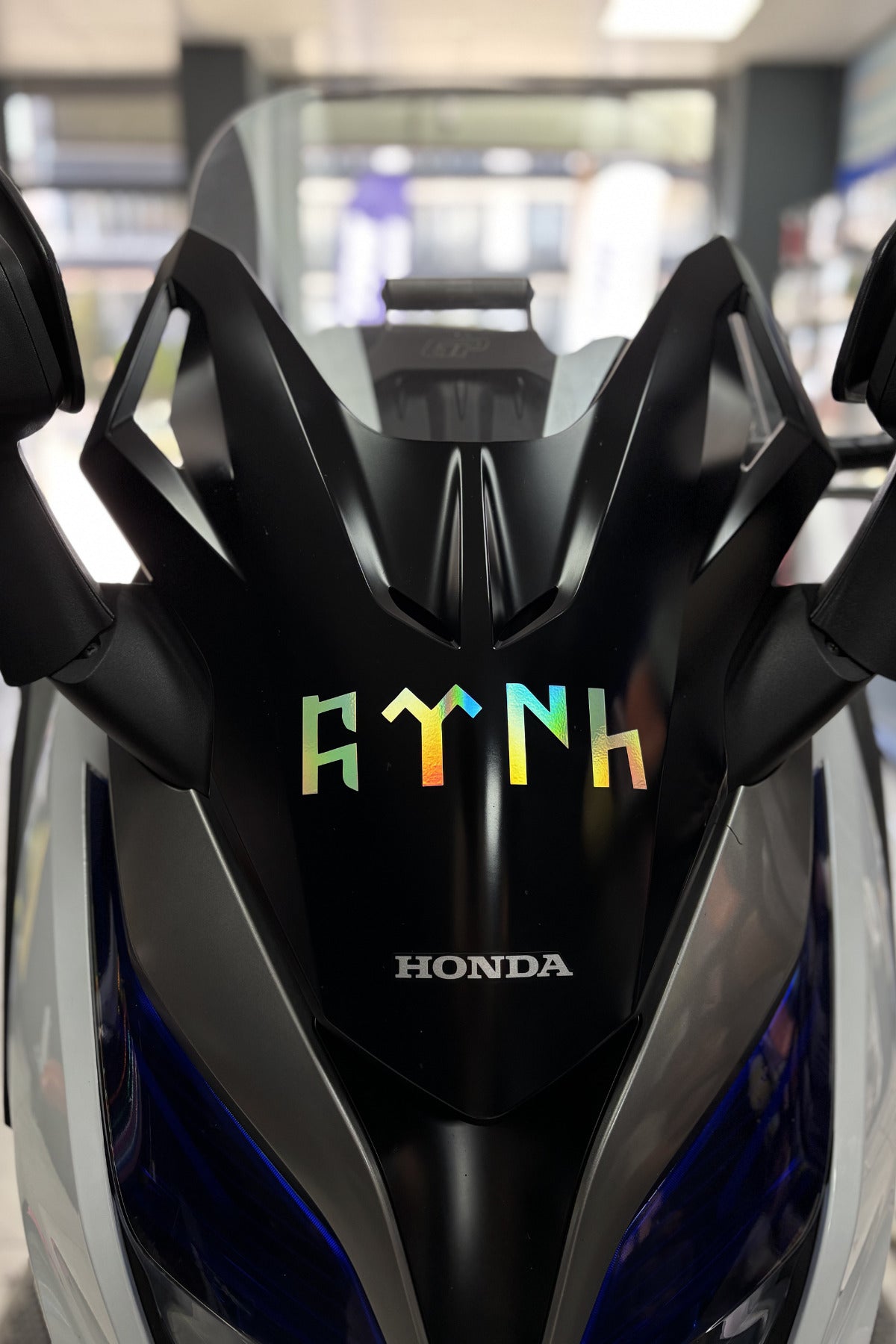 Motor ve Araba için Göktürkçe Türk Yazısı Hologramlı Sticker Etiket (15CM)