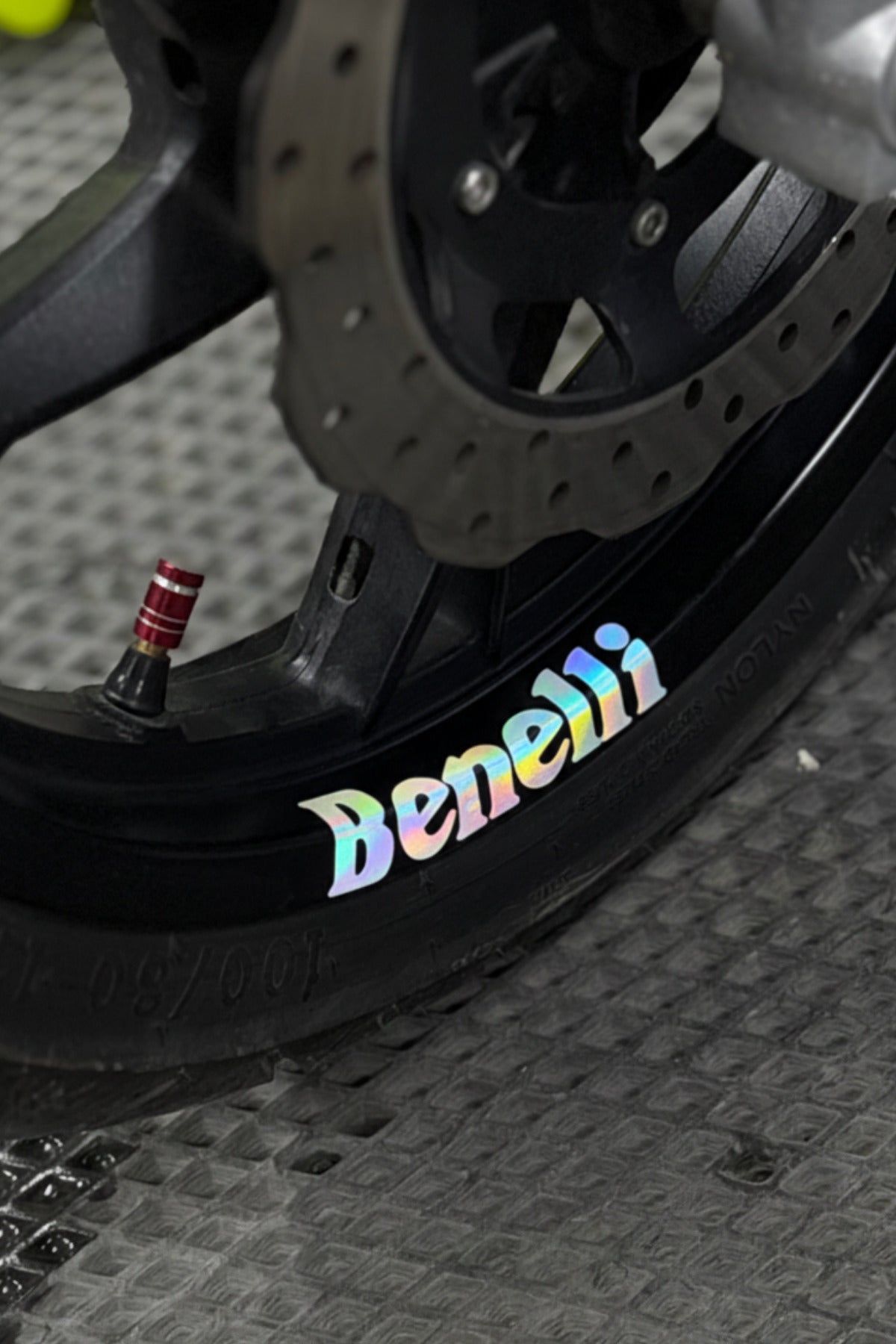 Benelli Motor Grubu için Benelli Jant içi Yazı Sticker Seti (4 Parça)