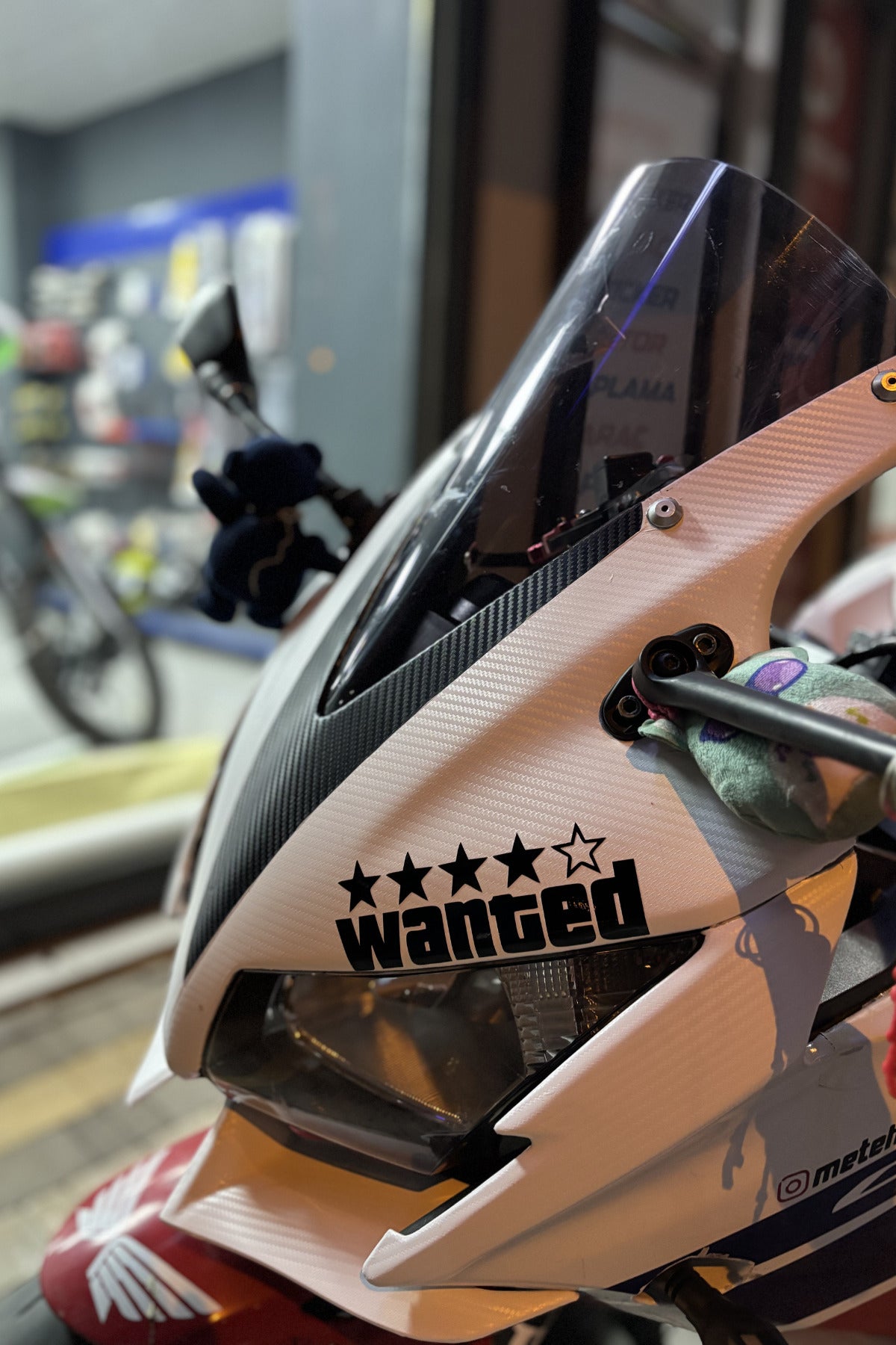 Motor-Araba-Kask için Siyah Renk Yıldızlı Wanted Sticker Etiket (1 Adet)