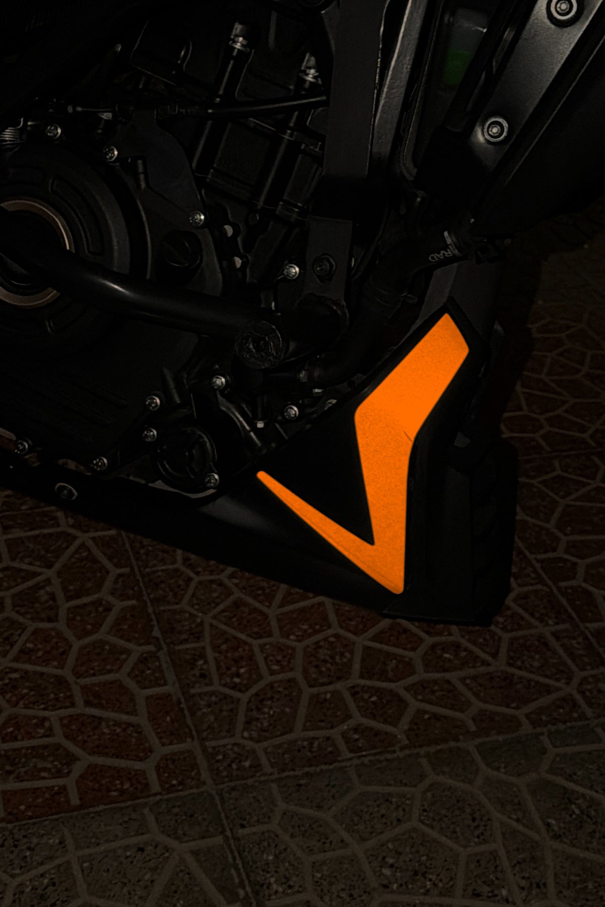 Bajaj Dominar 250/400 için Reflektörlü Sakal Sticker Etiket (Sağ ve Sol)