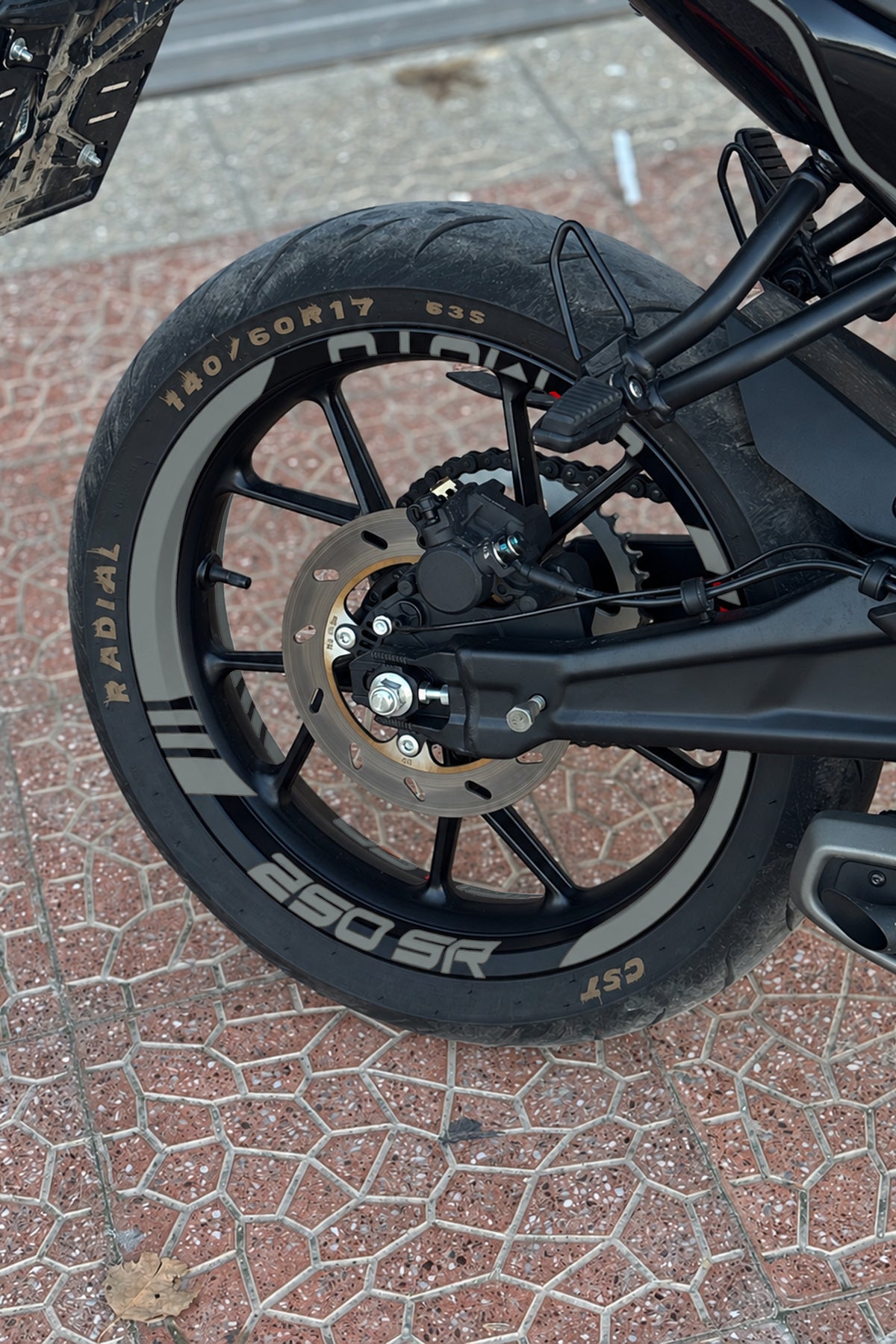 CFMOTO 250 SR için Yazılı Kalın Kesikli Jant Şeridi Sticker Seti (16 Parça) (1 Set 1 Motora Yeterlidir)