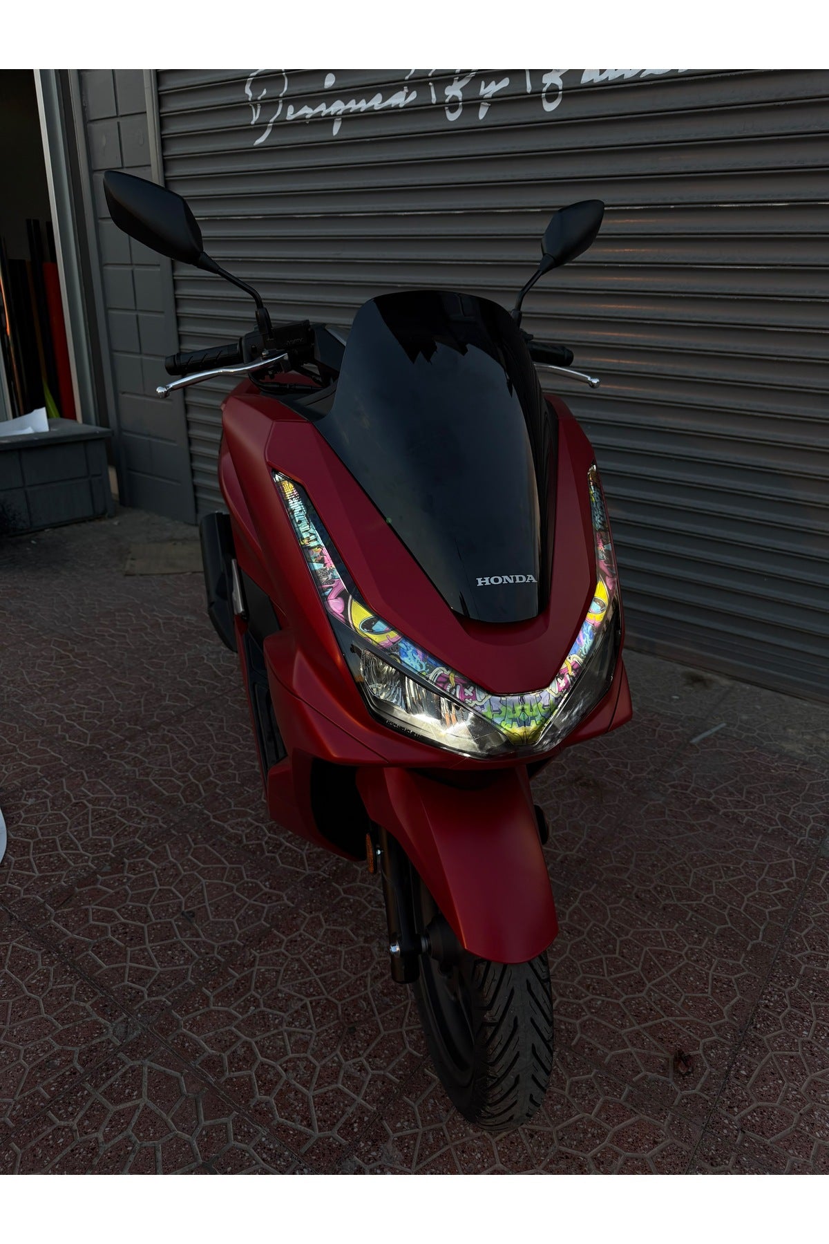 Honda PCX Deluxe için Hellaflush Göz Desenli Şeffaf Far Filmi Sticker Far Tasarım Filmi (Sağ ve Sol) (2025-2026 uyumlu)