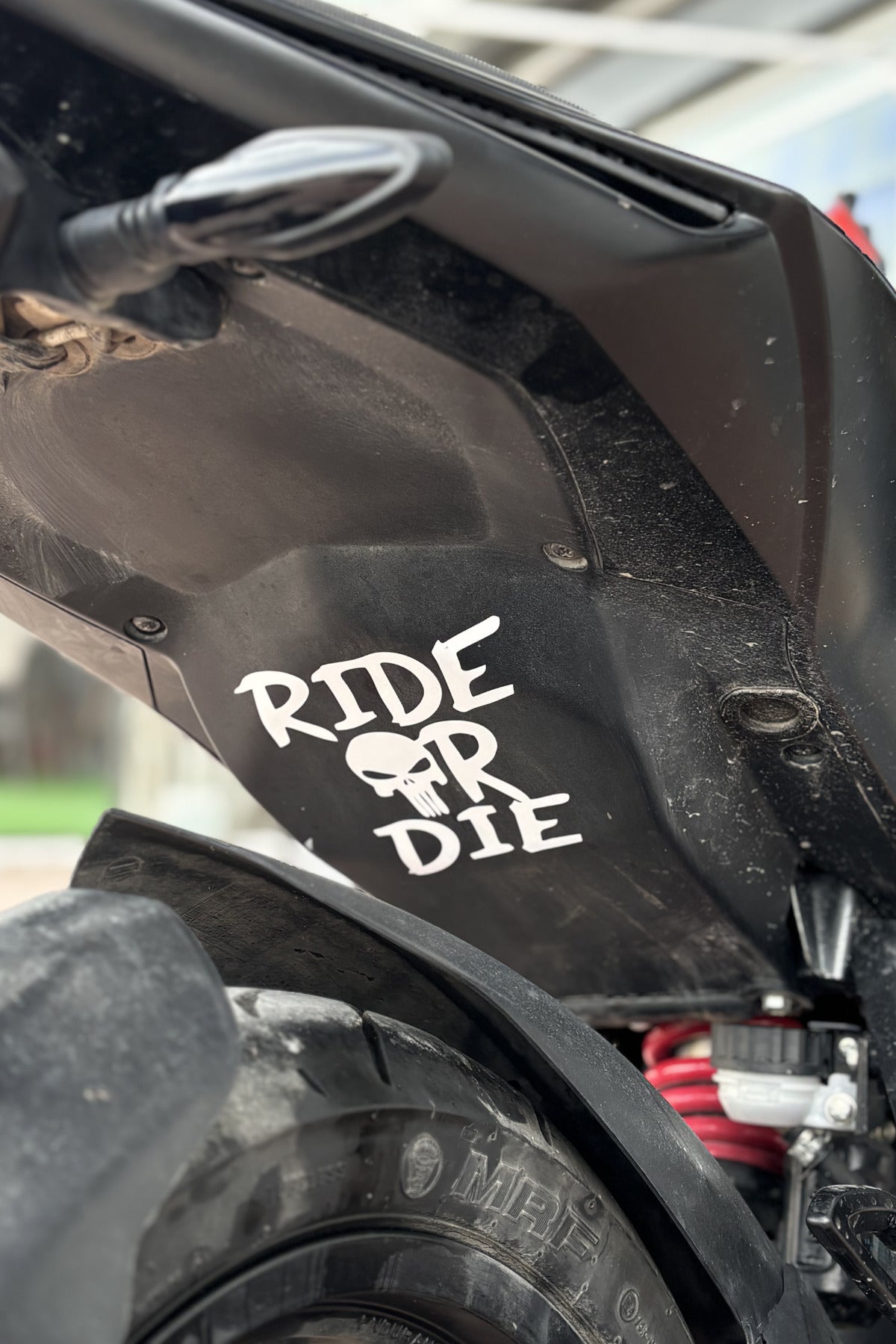 Motosiklet Sele altı ve Depo için Kurukafalı Ride Or Die Sticker Etiket (13CMx13CM)