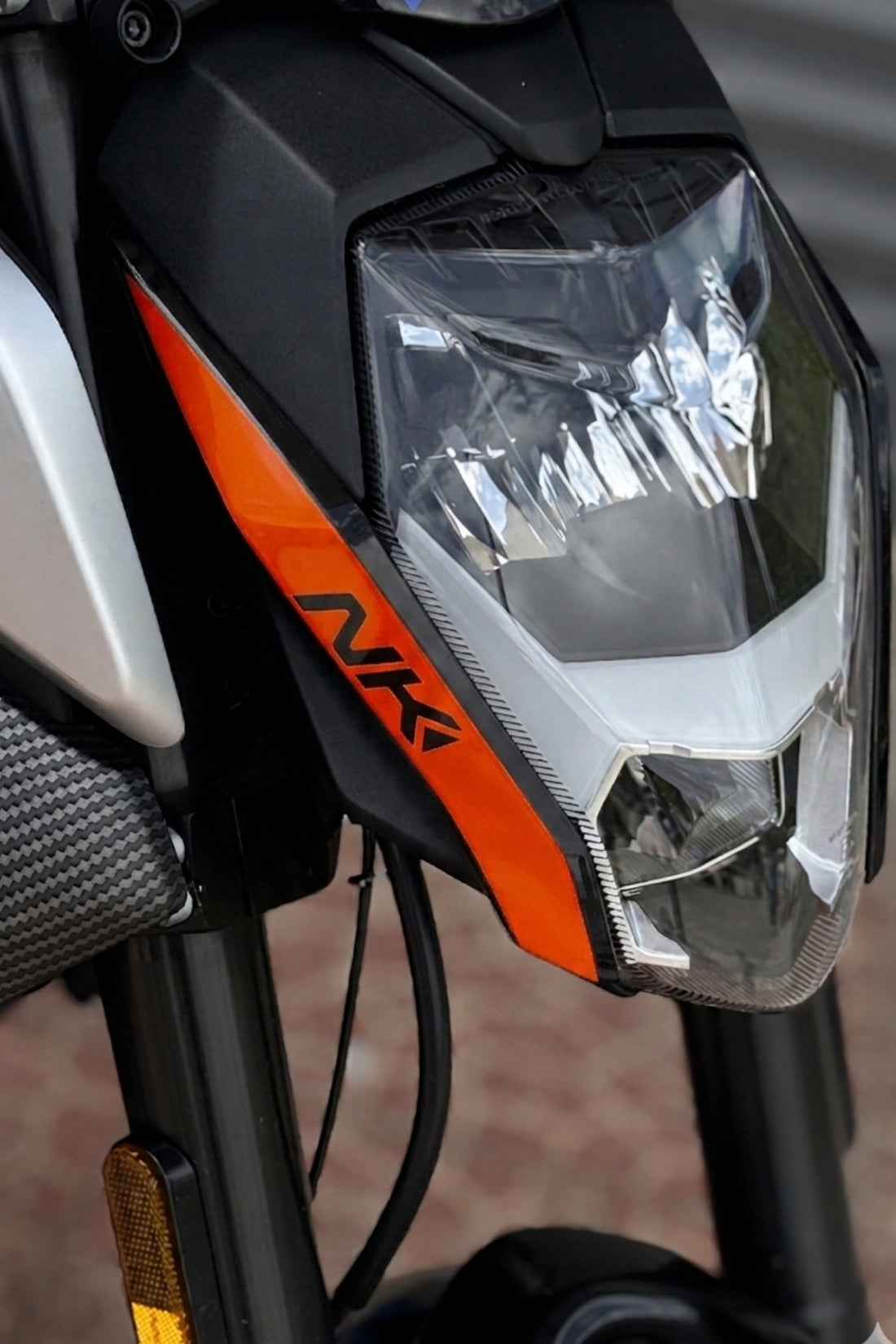CFMOTO NK250 için Tüm Yıl ve Modellere Uyumlu NK Logolu Far Kaşı Sticker Sağ ve Sol
