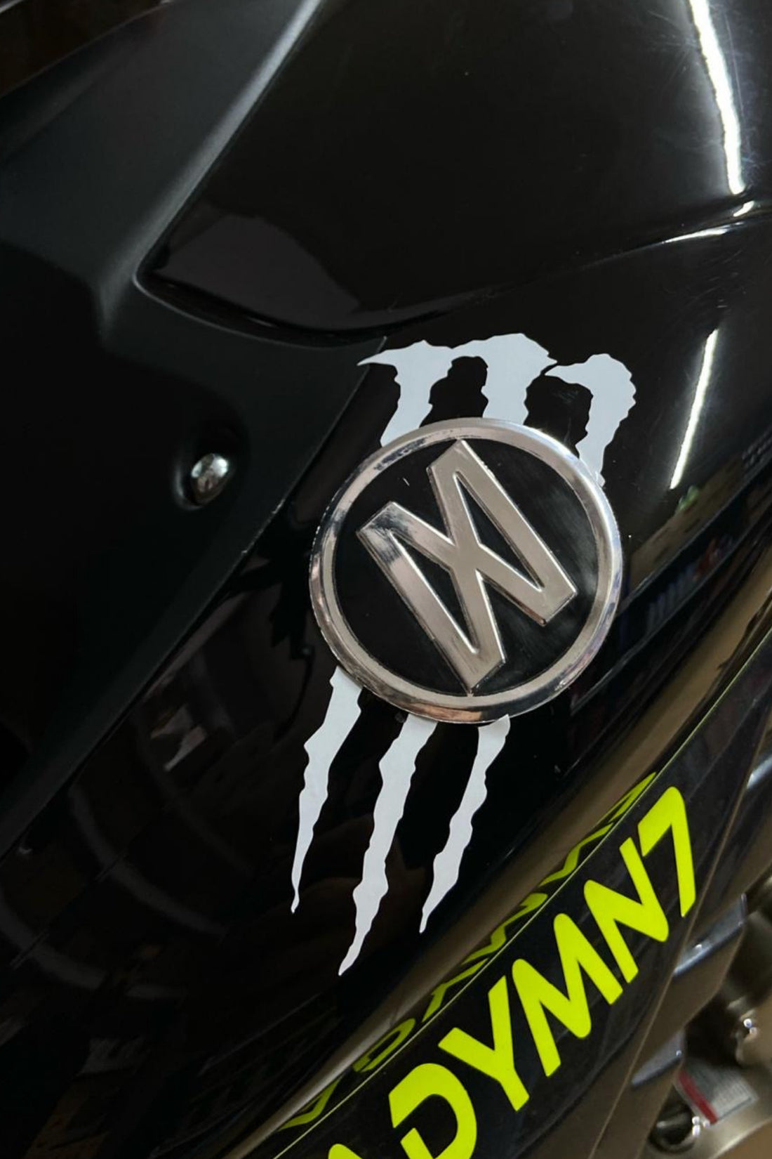 Motor Uyumlu Dekoratif Sticker Monster Beyaz Renk Dekoratif Etiket