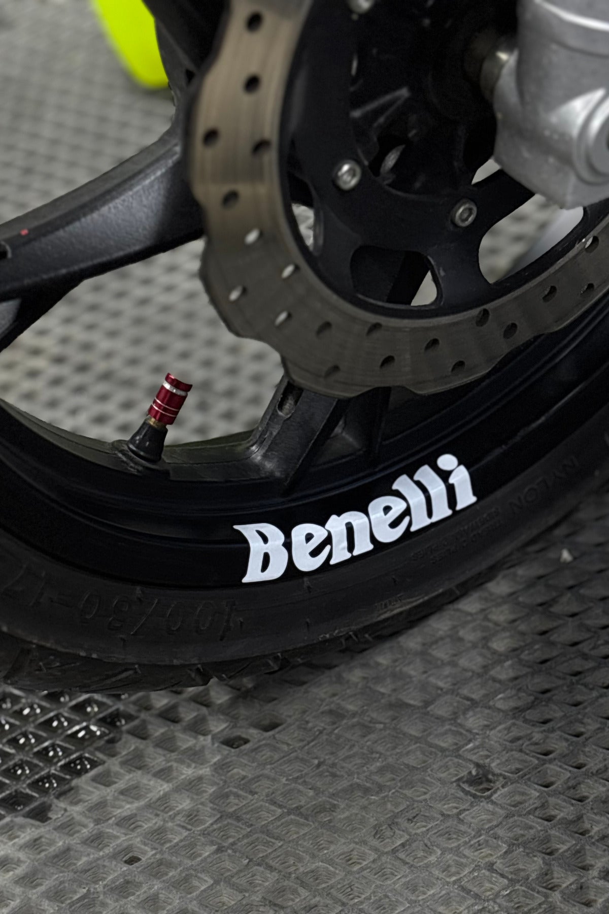 Benelli Motor Grubu için Benelli Jant içi Yazı Sticker Seti (4 Parça)