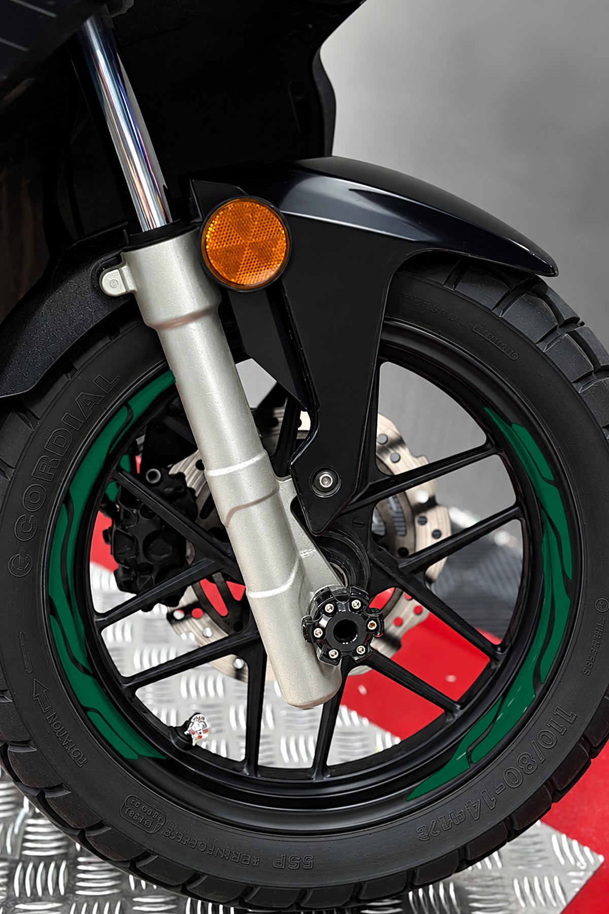 Scooter Grubu için 13-14-15 Jant Uyumlu Kesikli V2 Jant Şeridi Sticker Seti (Ön-Arka Tam Yeterli)