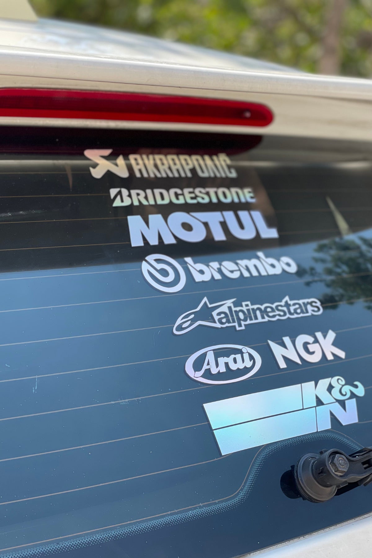 Araba Cam Arkası için Hologramlı Renk Değiştirip Parlayan Dekoratif Sponsorlu Sticker (1 Adet)